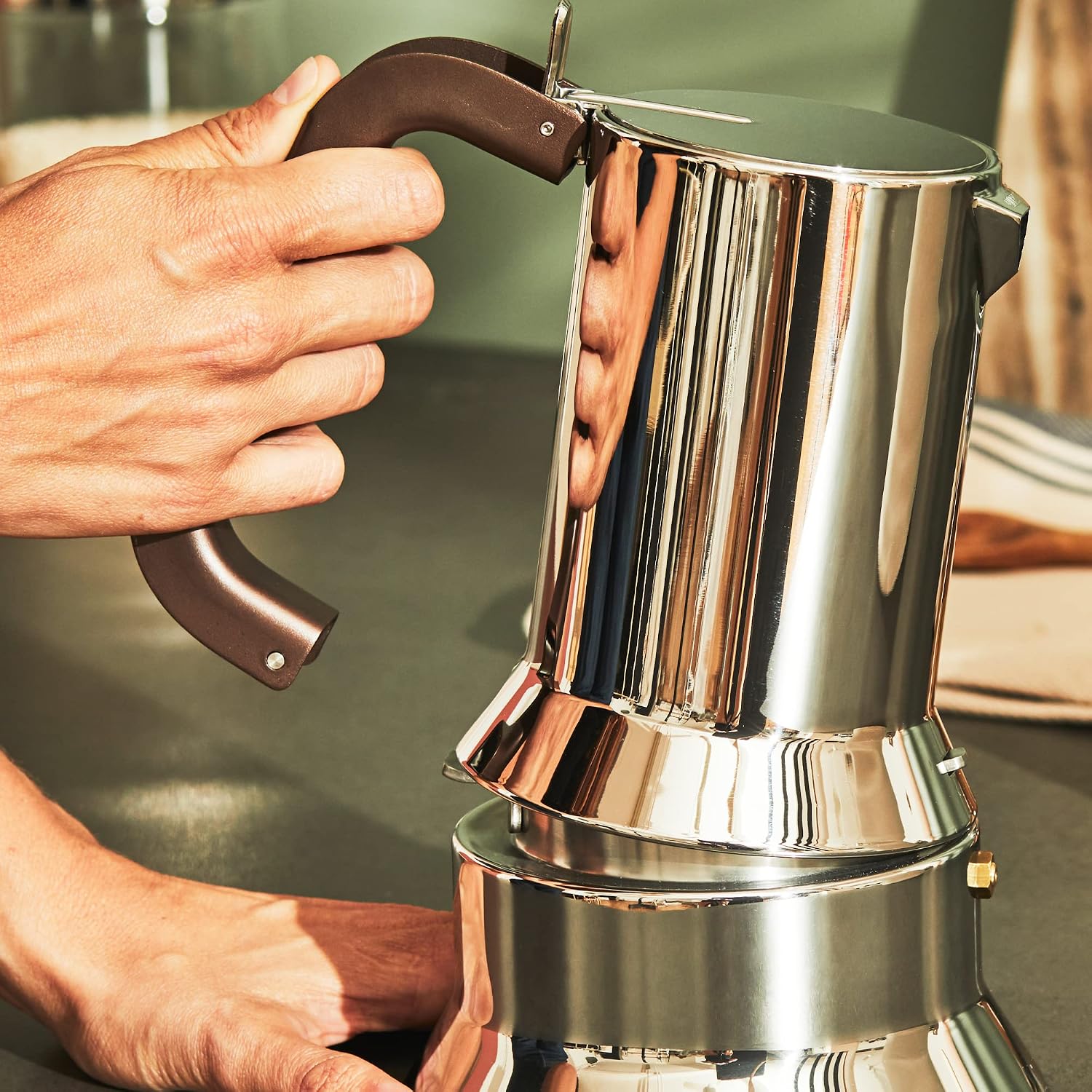 Alessi 9090/3 - Caffettiera di Design con Fondo a Induzione in Acciaio Inossidabile 18/10, 3 Tazze