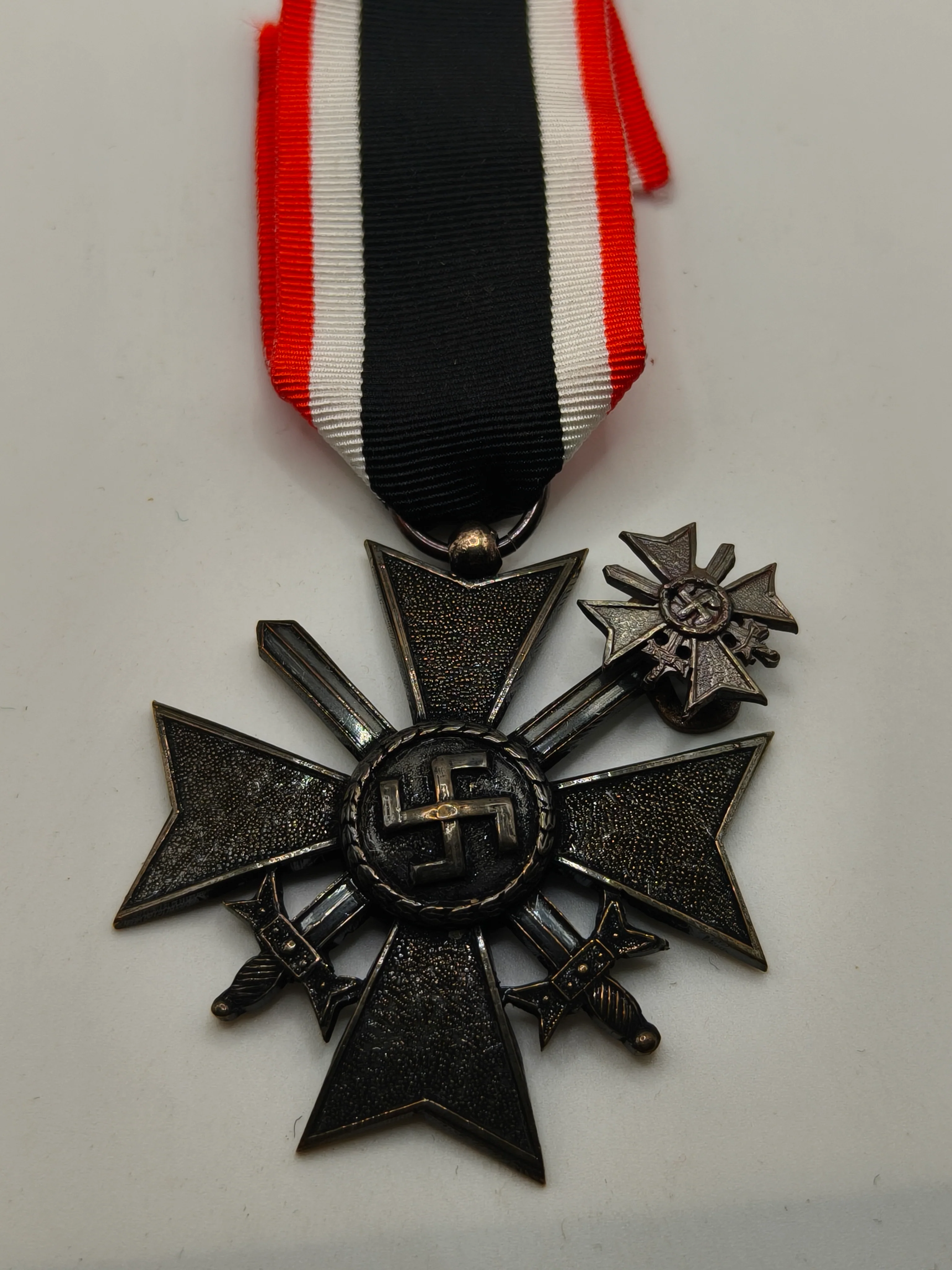 Medalla cruz KVK con espadas. Modelo espa?ol. Posguerra