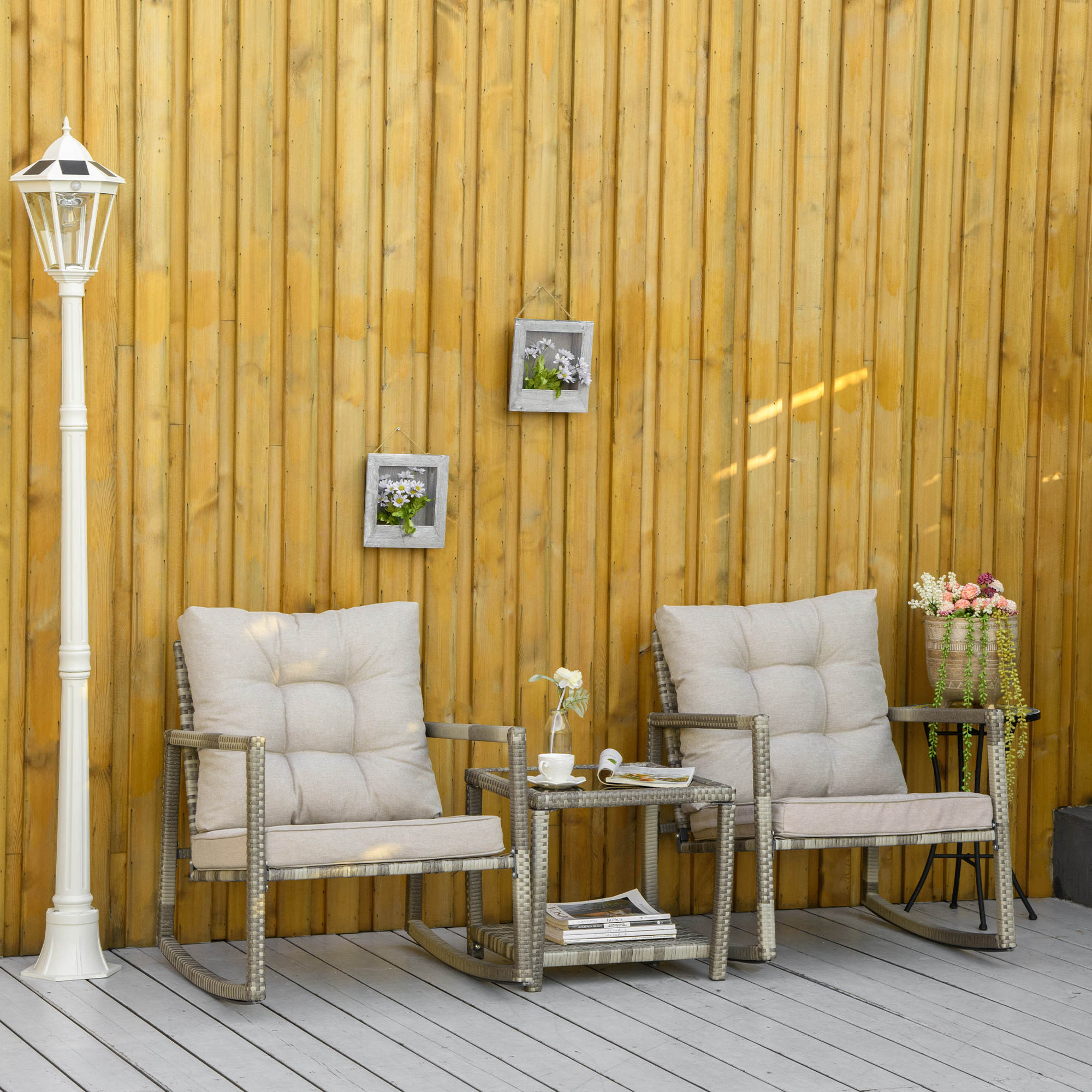Outsunny Gartenmöbel-Set für 2 Personen 3-teilig 2 Schaukelstühle mit Kissen + Beistelltisch mit gehärteter Glasplatte Rattanoptik Grau