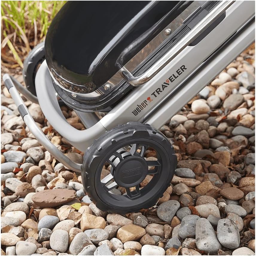Weber Traveler Gasgrill/Klappbarer tragbarer Gasgrill mit Rädern, automatischer Deckelverriegelung und integriertem Thermometer, 1 Brenner, 111 cm Breite, 2065 cm² Grillfläche, schwarz