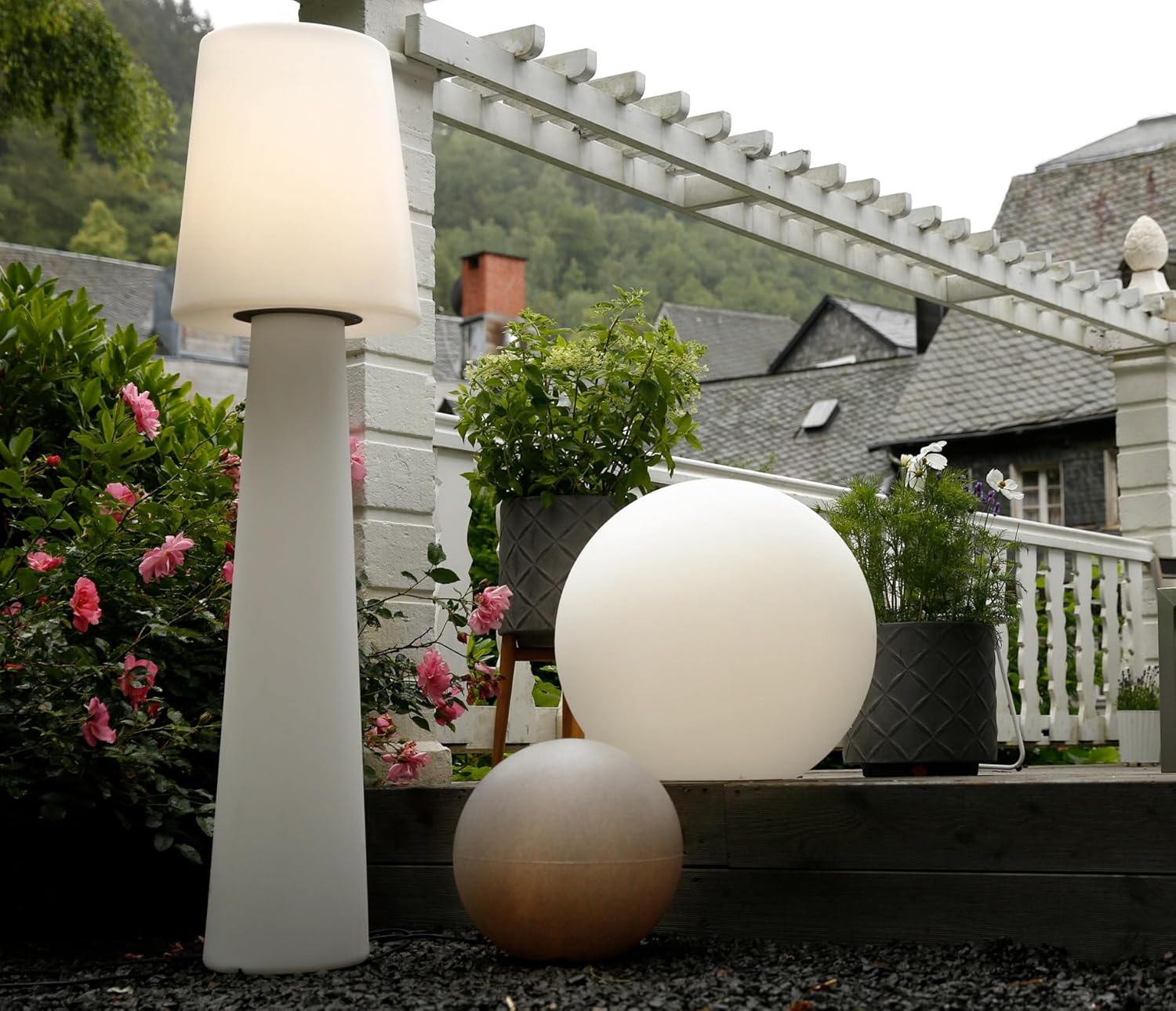 8 seasons design LED Stehlampe No. 1-160cm groß (Weiß), E27, RGB Farbwechsel, dimmbar, Fernbedienung – wetterfest – Stehleuchte für innen & außen (Garten, Terrasse) - robust und langlebig