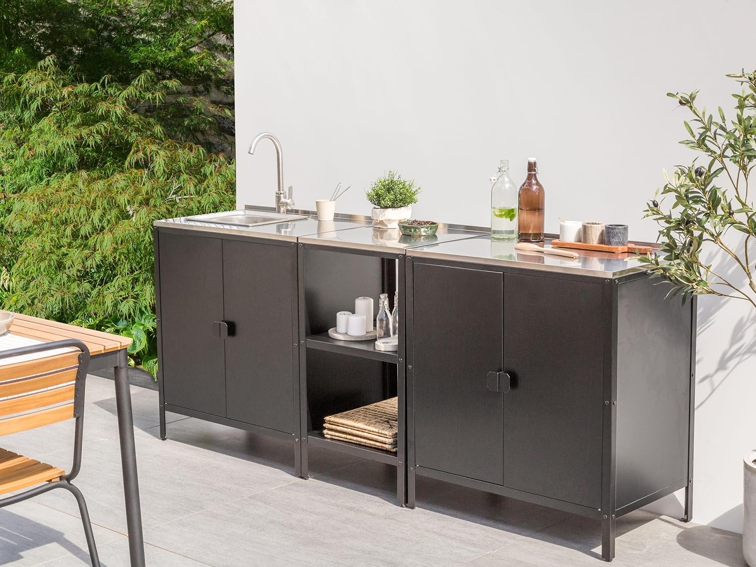 Set di cucina da esterno composto 3 elementi in acciaio nero 2 armadietti da cucina e vano portaoggetti con lavello a leva