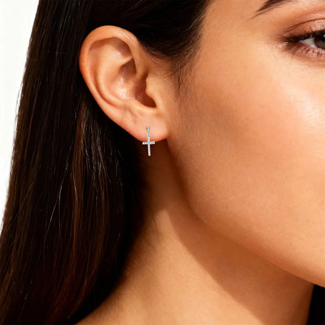 Orecchini Amen a croce pendente con zirconi bianchi ORAPCRBBZ1