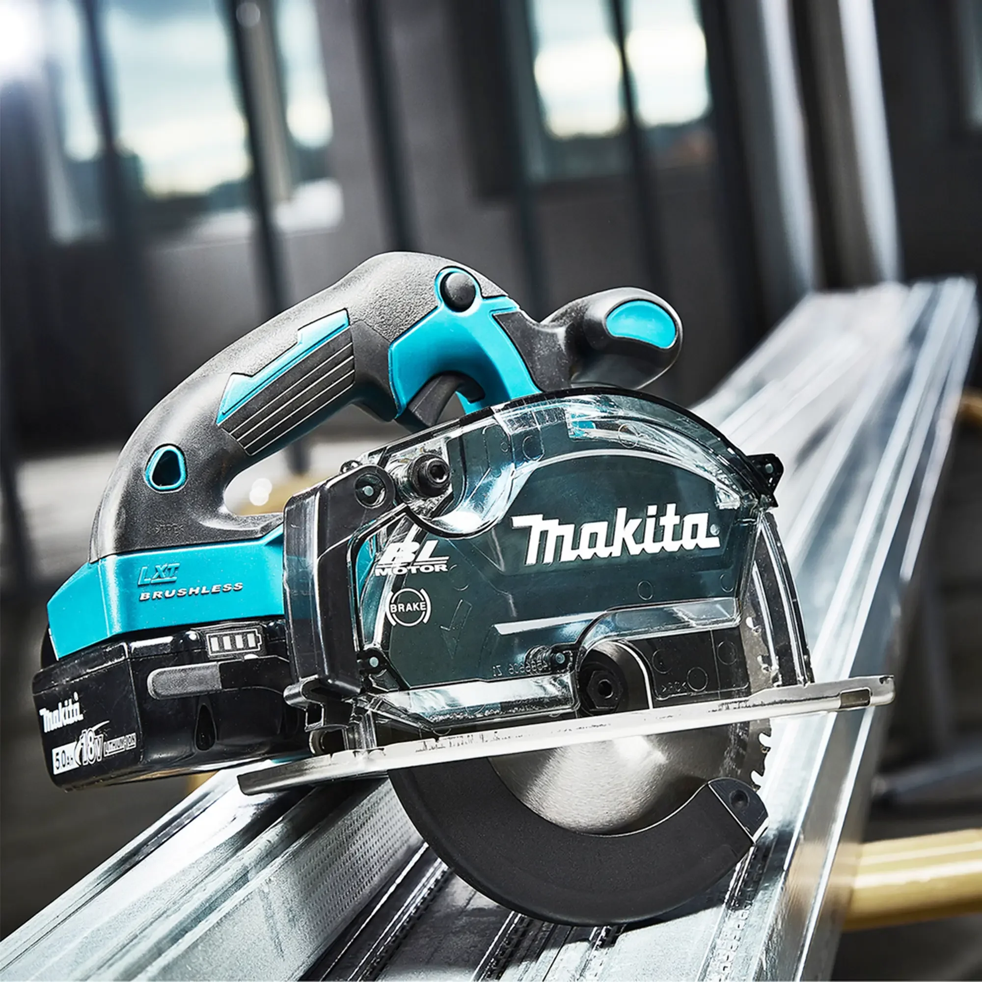 Sega Circolare Makita DCS553ZJ 18V – Potente e Senza Fili per Tagli Precisi
