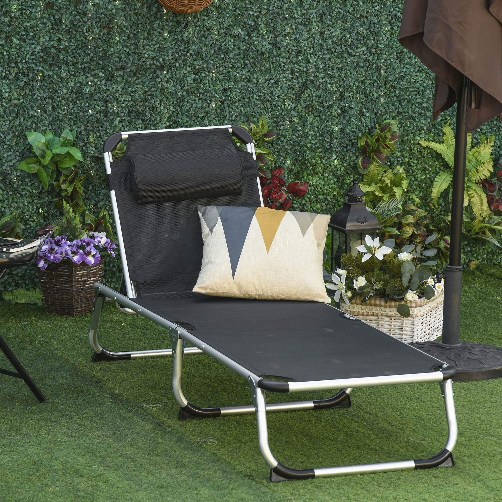 Outsunny Sonnenliege faltbar Gartenliege mit Kopfkissen Liegestuhl mit der 4-stufig verstellbaren Rückenlehne Campingliege bis 120 kg belastbar für Outdoor-Park, Garten, Schwarz