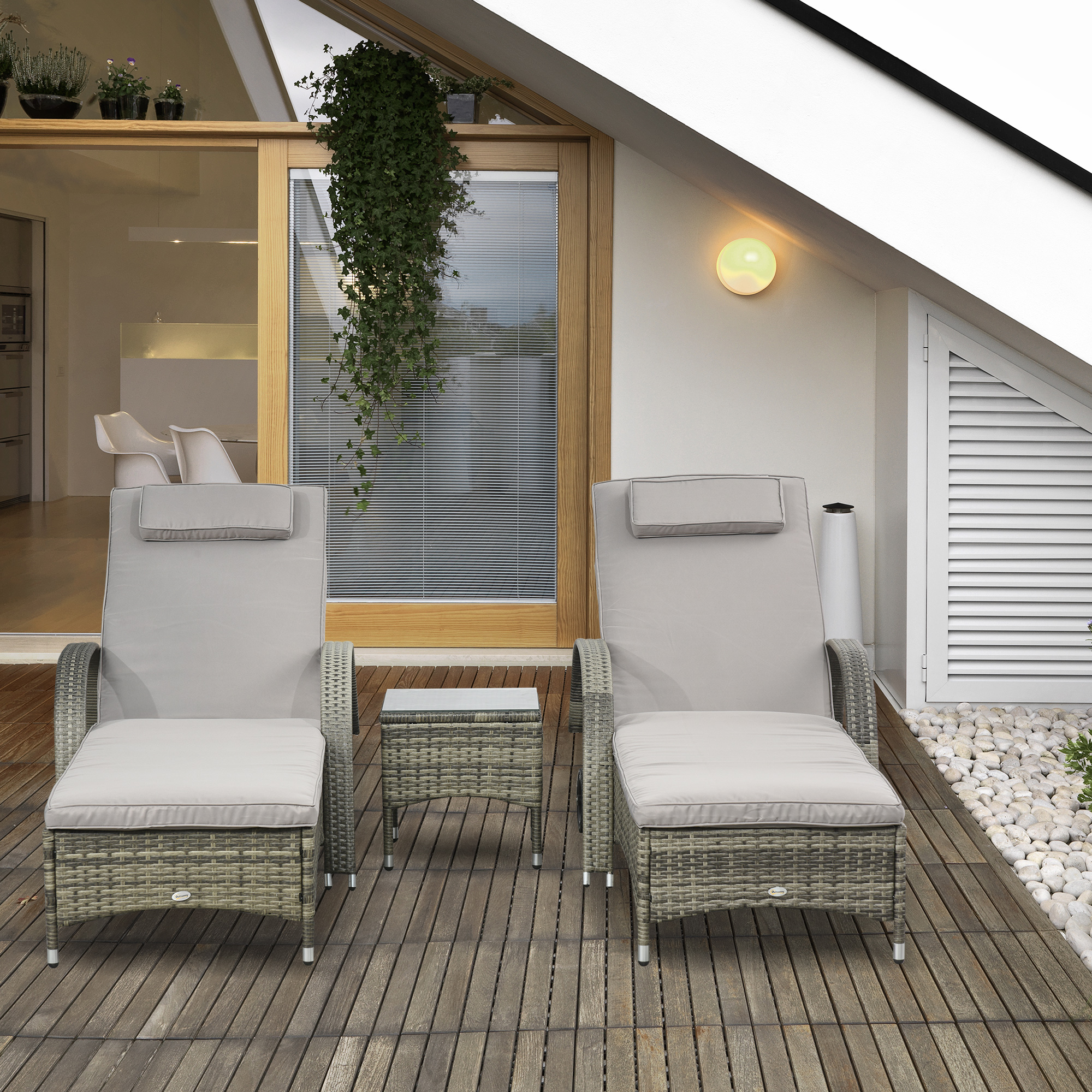 Outsunny Set mit 2 hochkomfortablen Sonnenliegen: Matratze, Kopfstütze, verstellbare Multi-Positionen, Armlehnen, Rollen + Couchtisch aus gehärtetem Glas Rattanharzgeflecht grau