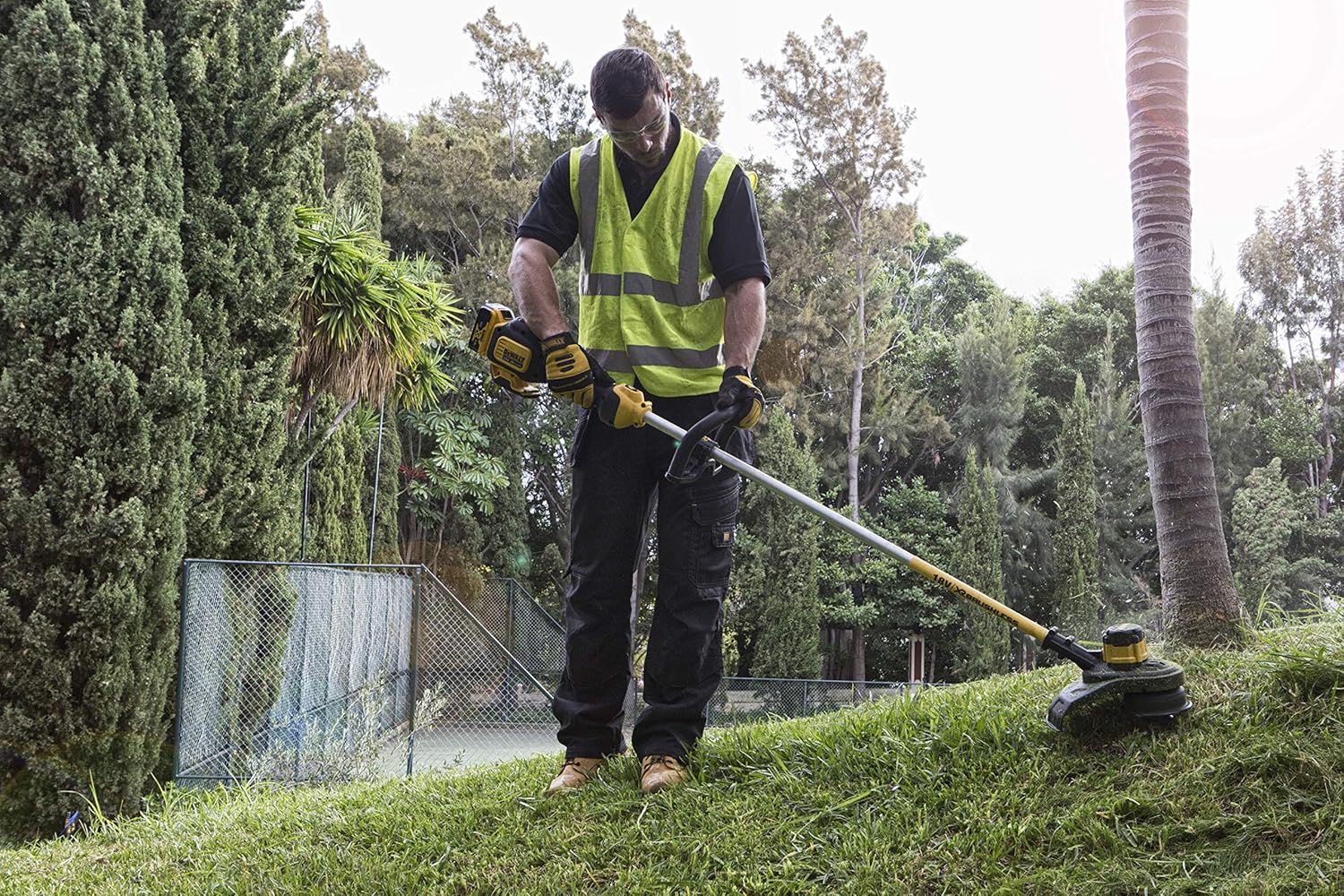 DEWALT Akku-Rasentri mmer (18 Volt, bürstenlos, 30 cm Schnittbreite, zwei-Stufen-Elektronik, Bumb-Feed Fadenverlängerung, für große Flächen und Gärten, Lieferung ohne Akku und Ladegerät) DCM561PB