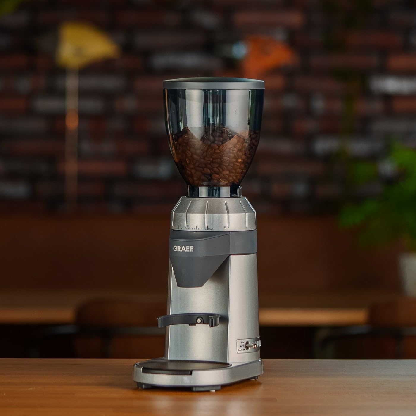 GRAEF CM800 Kaffeemühle, 40 Mahlgrade, Edelstahlkegelmahlwerk, 350 g Bohnenbehälter, Siebträger, 128 W, Silber