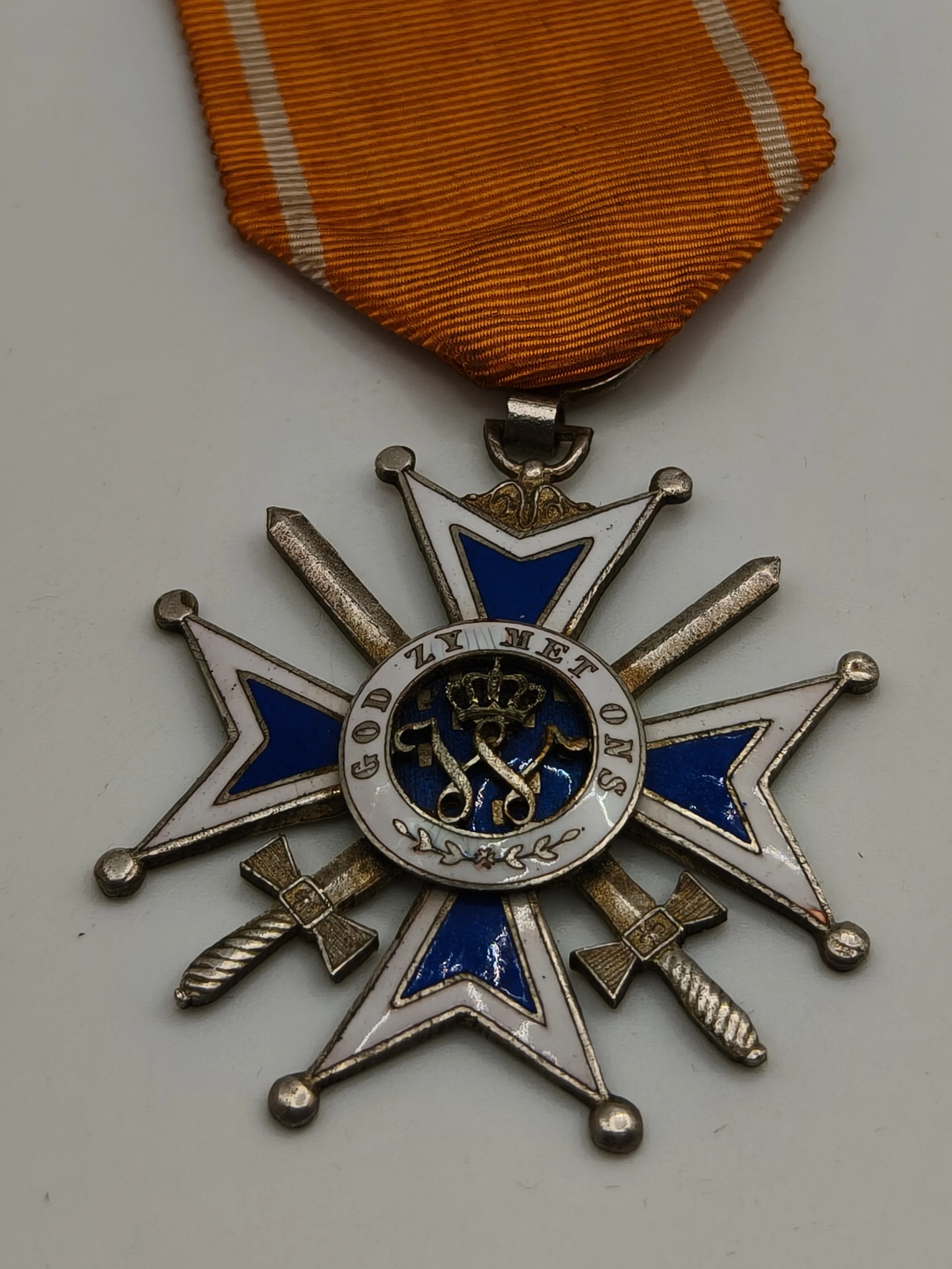 Medalla de la Orden de Orange con espadas. Modelo portugu��s.