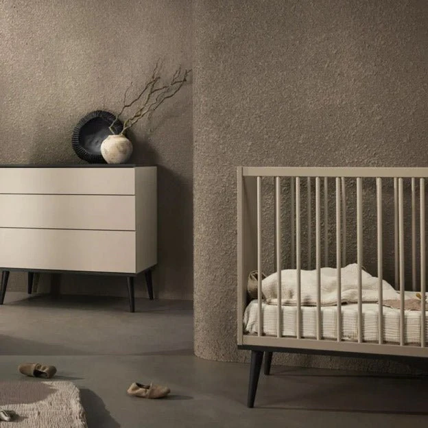 2025 Lettino per bambini Quax Flow Collection – Grigio e Nero | Regolabile in 3 altezze | Certificato FSC | Include rete a doghe, senza materasso