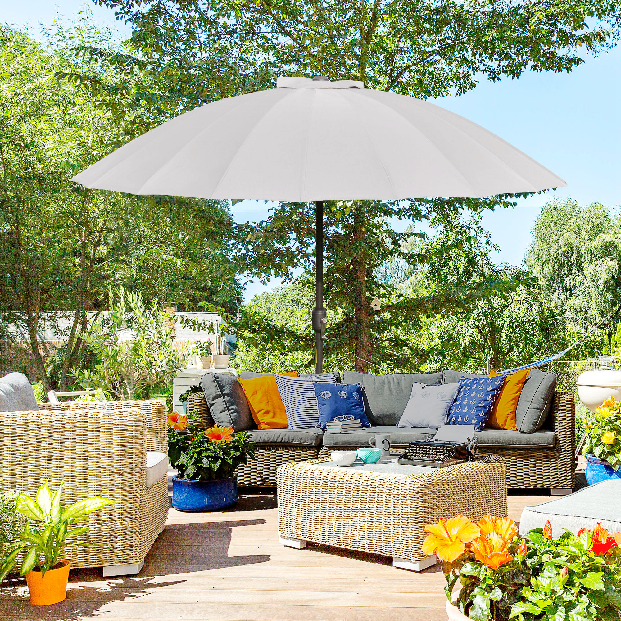 Outsunny Sonnenschirm runder Gartenschirm neigbar mit 18 Glasfaserstreben Kurbel Mast aus Metall Glasfaser Ø 2,5 m dichtes Polyester-Gewebe in Grau