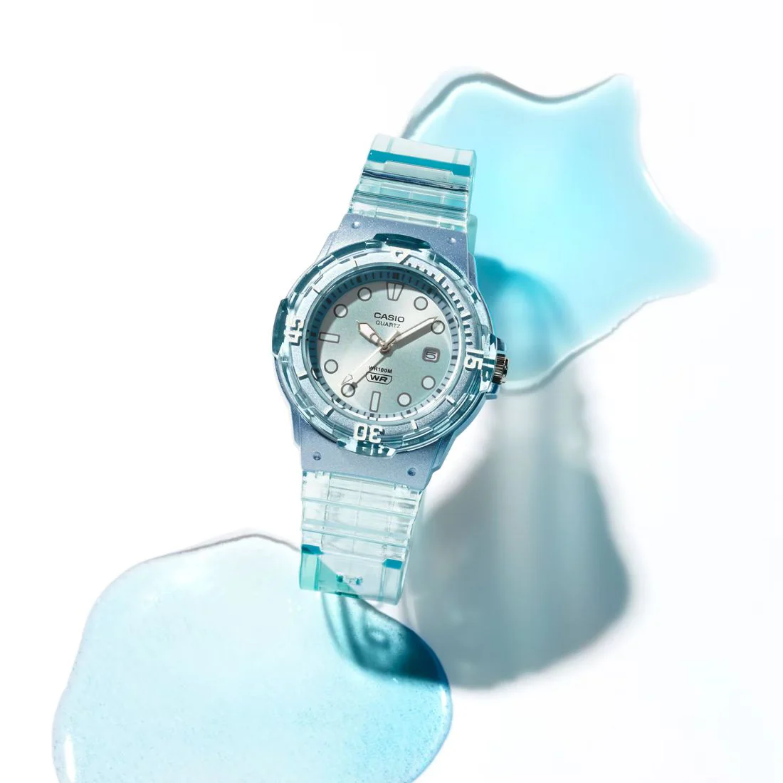 Orologio Casio LRW-200HS-2EV in resina trasparente azzurra