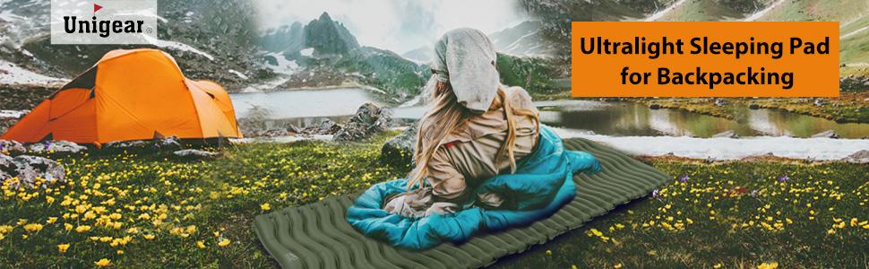una donna seduta su una coperta su una coperta davanti a una montagna