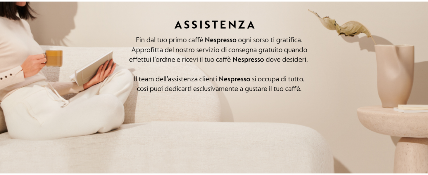 Il testo dice ?ASSISTENZA?. Immagine ravvicinata di mani che lavorano con tessuto o materiale di colore chiaro su sfondo neutro.