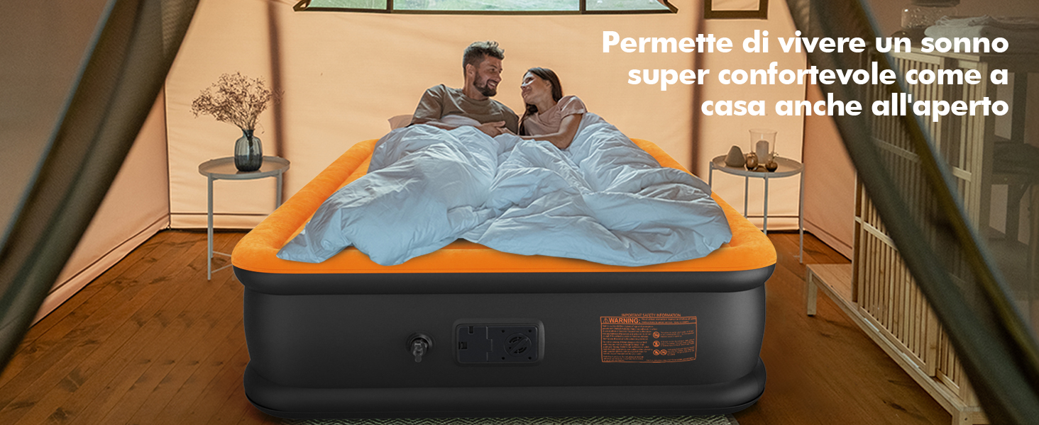 Materasso gonfiabile con lati arancioni e biancheria da letto blu, mostrato all'aperto. Due persone sdraiate sul materasso. La sovrapposizione di testo in italiano descrive il comfort per dormire