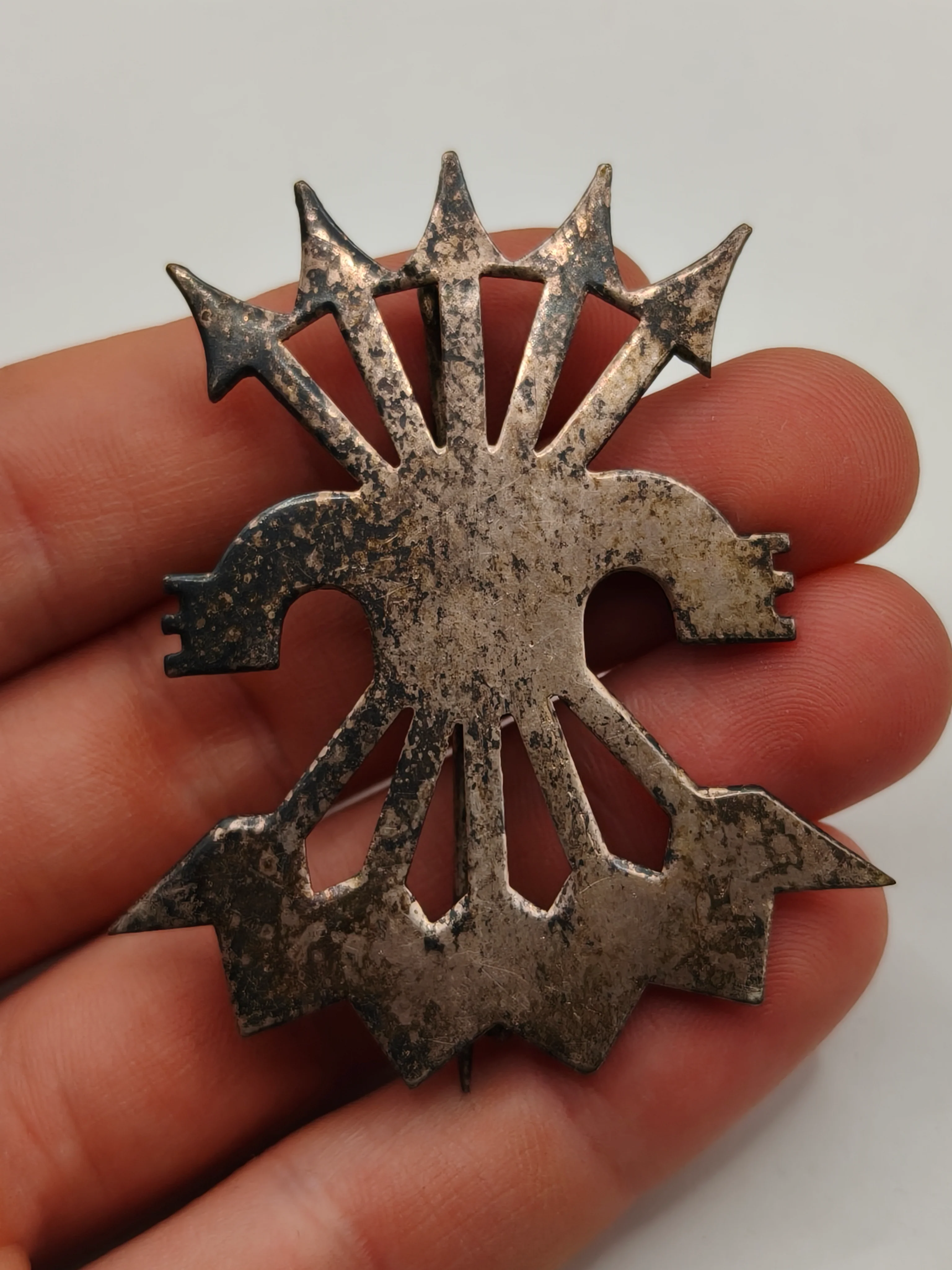 Insignia flechas falange. ��poca guerra civil espa?ola.