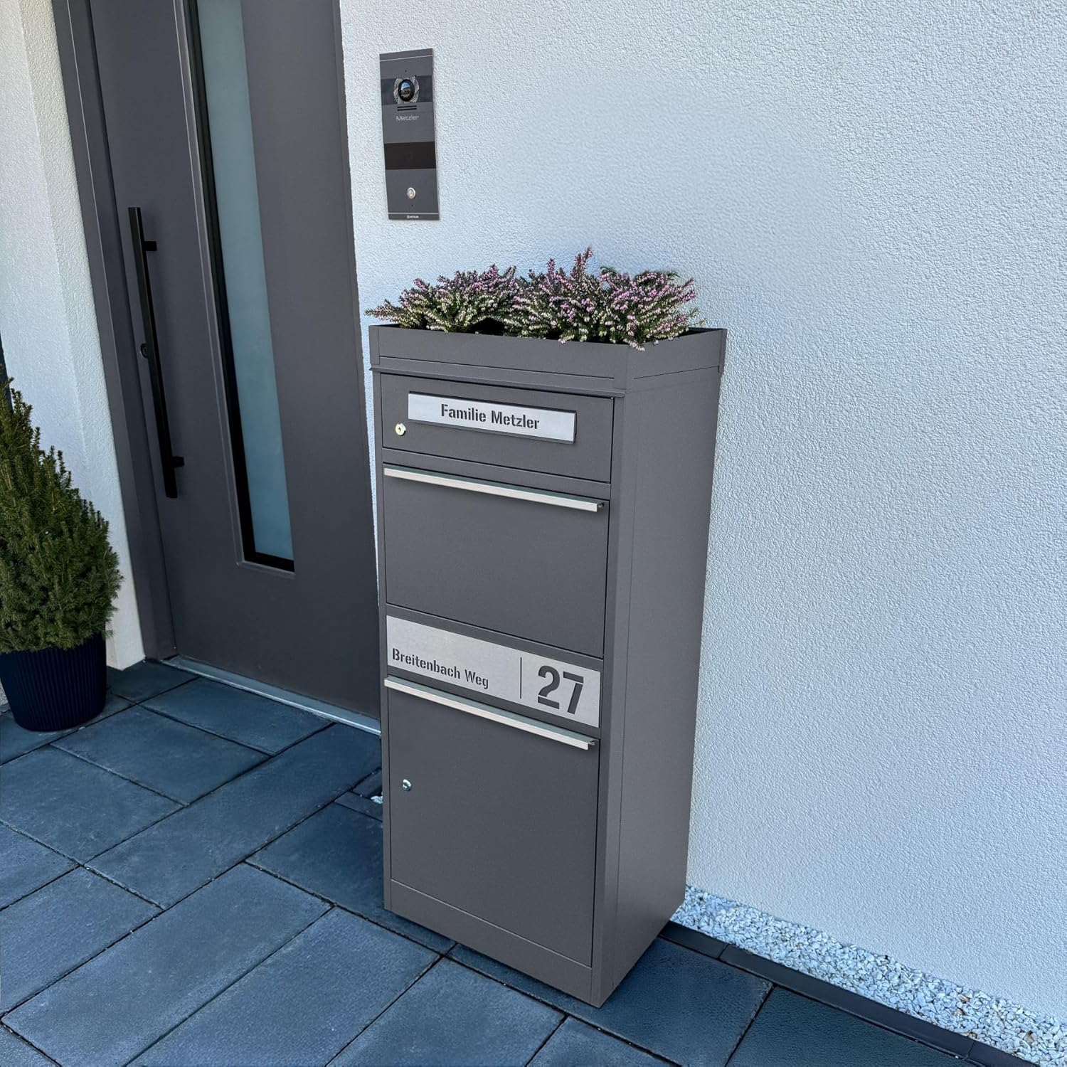 Metzler Briefkasten und Paketbox rostfrei und massiv, paketbox draussen groß XXL, Standbriefkasten modern, Paketkasten, Postbox in DB 703 Eisenglimmer mit Namensgravur, Modell Bispo 2