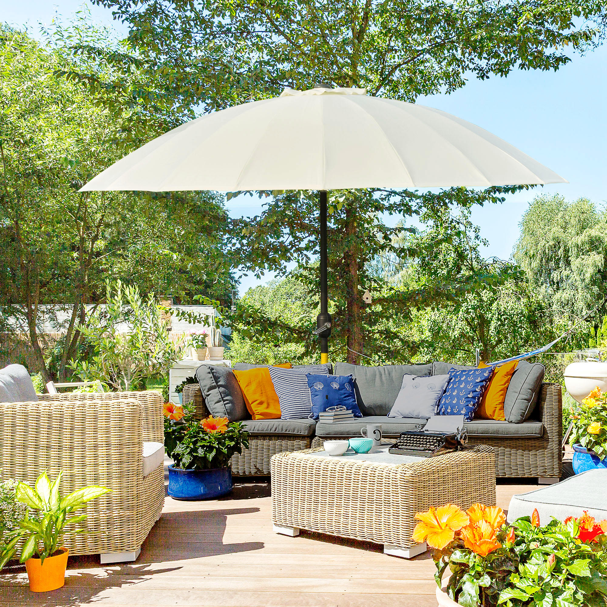 Outsunny Sonnenschirm gerade Garten Sonnenschirm neigbar rund mit 18 Fiberglasrippen Kurbel Metallmast Fiberglas Ø 2,5 m hochdichtes Polyester Beige