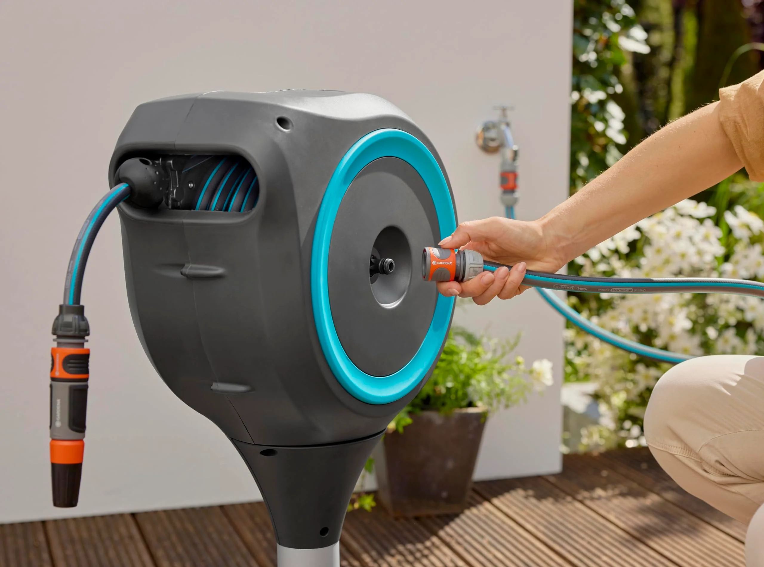 Gardena Cassetta Avvolgitubo da Terrazza RollUp M: Box resistente alle intemperie con tecnologia RollUp e tubo da 20 m, irrigazione per giardini di medie dimensioni con terrazza, avvolgimento automatico, turchese (18615-20)