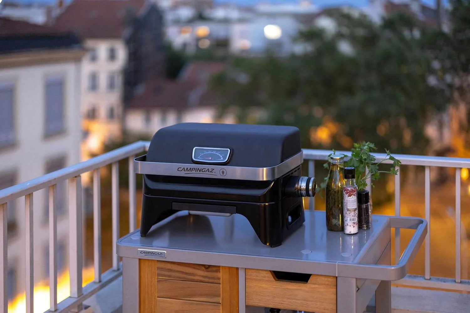 Campingaz Grill Attitude2go, gasbarbecue & elektrische barbecue, tafelbarbecue, draagbare balkon-, campingbarbecue, met deksel, thermometer en gietijzeren grillrooster, werkt op gas of elektriciteit