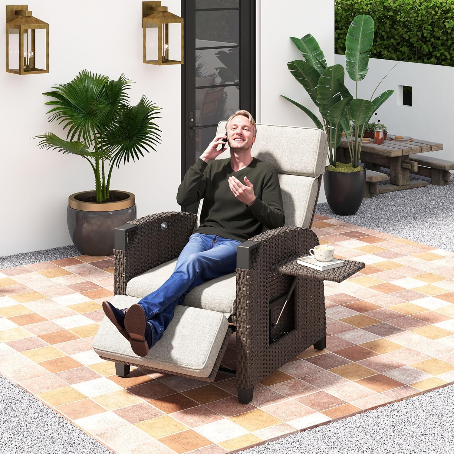 Amopatio Relaxliege Liegesessel, Rattan Sonnenliege mit Verstellbar Rückenlehne und Klapptisch, Outdoor Gartensessel wetterfestes, für Terrasse, Garten, Balkon – Beige & Braun