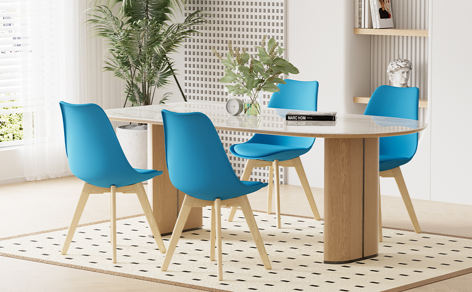 Set da pranzo moderno con tavolo ovale in legno e quattro sedie imbottite blu brillante con gambe in legno, incastonate su interni bianchi con piante decorative