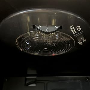 un primo piano di una lampada su un pannello nero