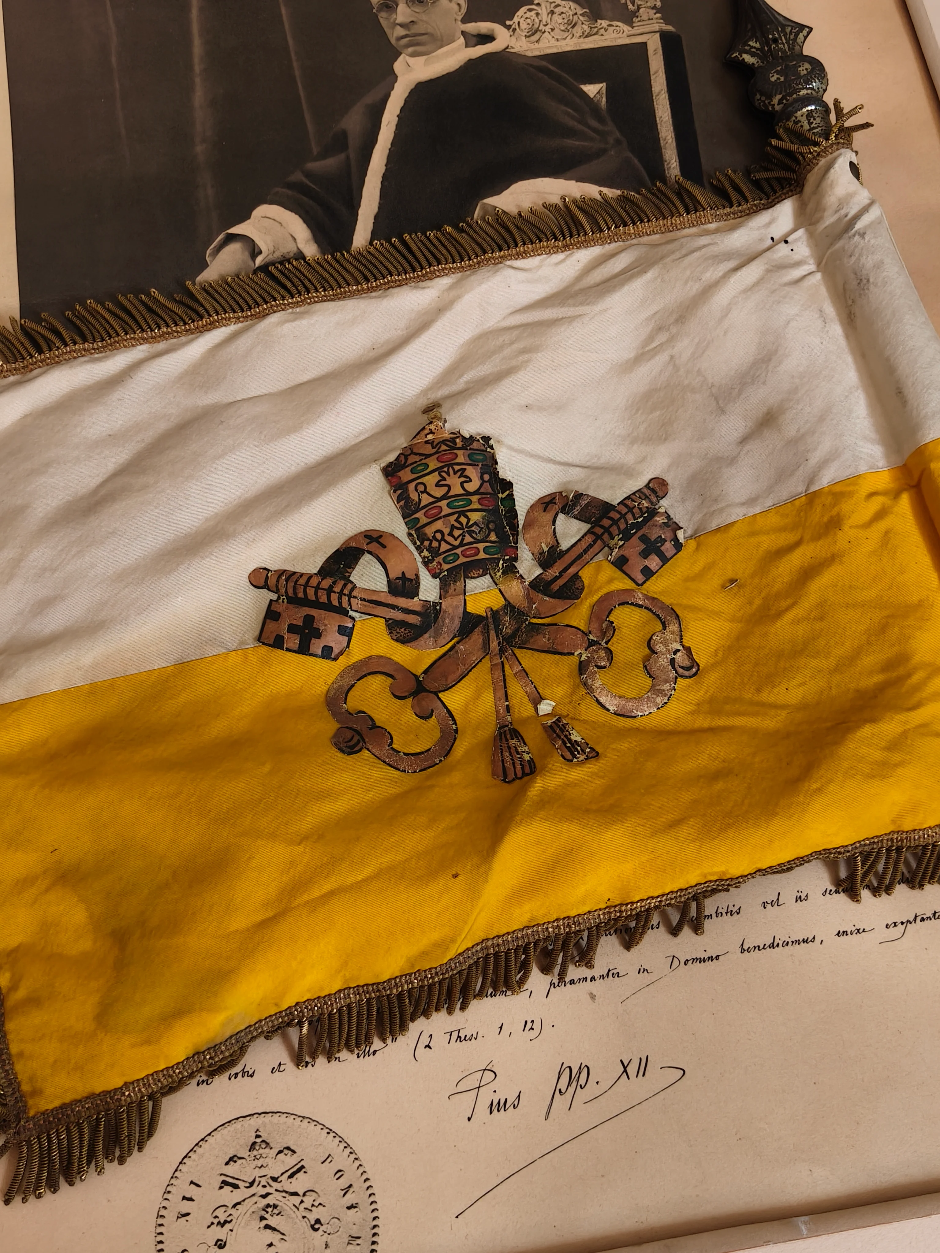 Bandera Vaticano y Diploma Pio XII.