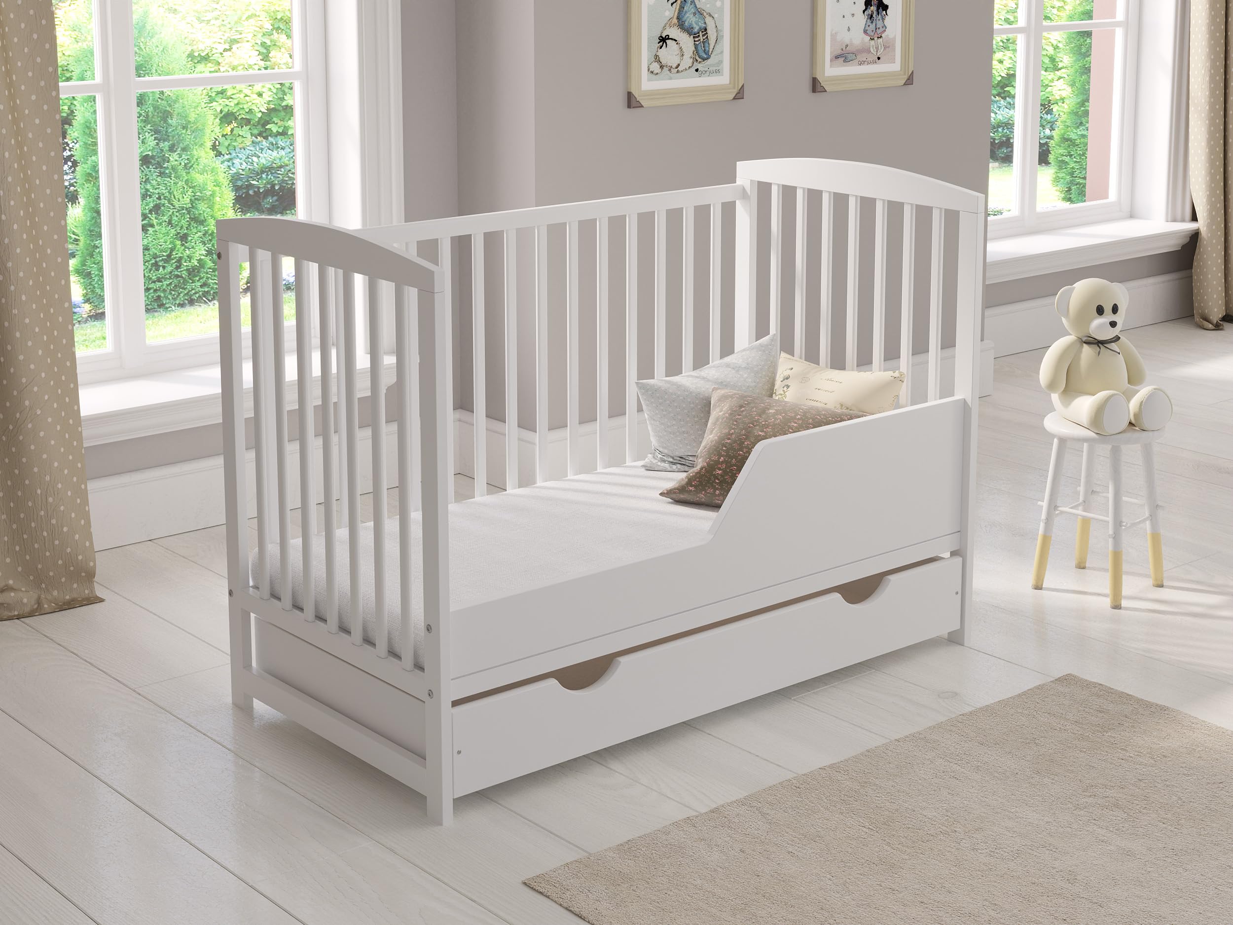 Babybett 120 x 60 cm Modell Jacob aus Kiefernholz mit Schublade Matratze Sicherheitsbarriere und verstellbarer Höhe Weiß