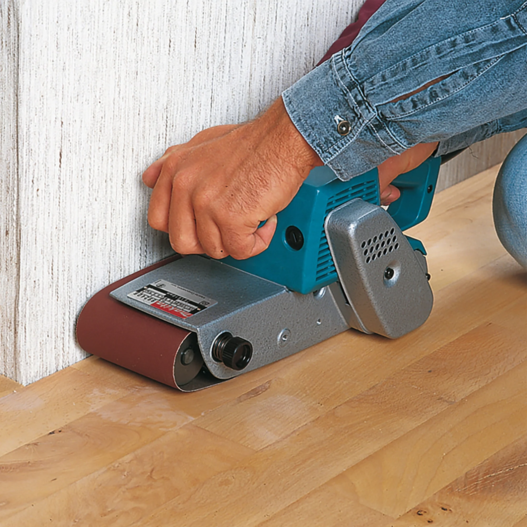 Levigatrice a Nastro Makita 9924DB 850W – Potente e Affidabile per Legno e Metallo