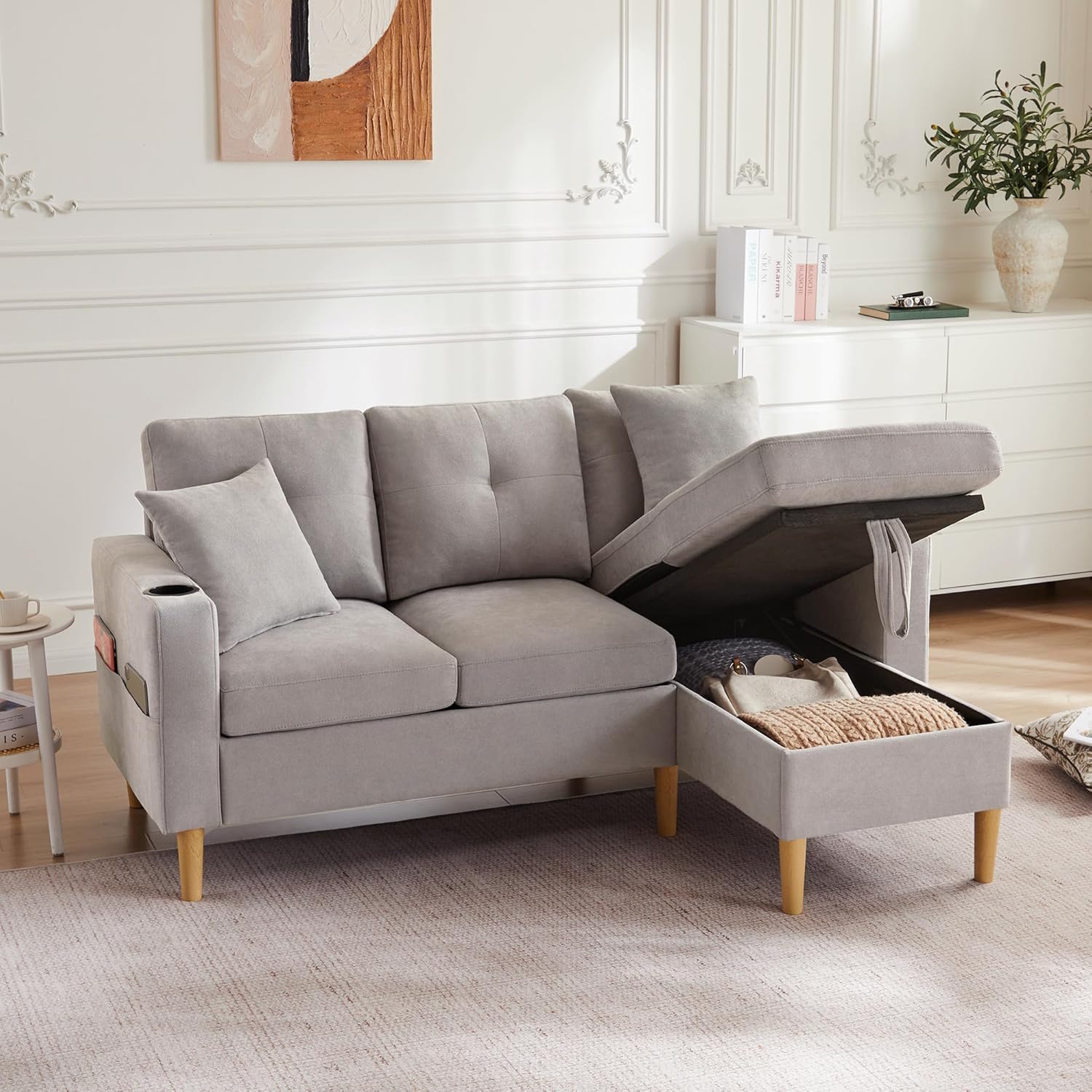 Divano Moderno a Forma di L, a 3 Posti, con Chaiselongue, Portabevande, Spazio per Ripostiglio, Incl. 2 Cuscini, per Soggiorno, Ufficio, Appartamento (Grigio Chiaro)