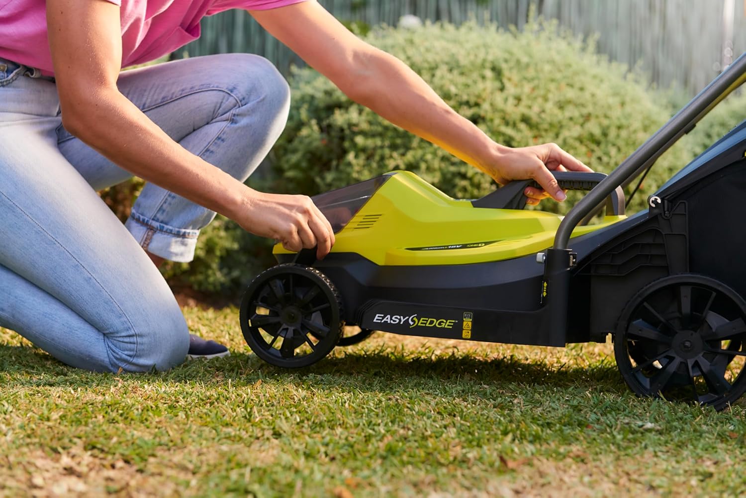 RYOBI 18 V ONE+ Akku-Rasenmäher RLM18X33B40 – 33 cm Schnittbreite, inkl. 4,0 Ah Akku & Ladegerät, kompakt & leicht für kleine Rasenflächen
