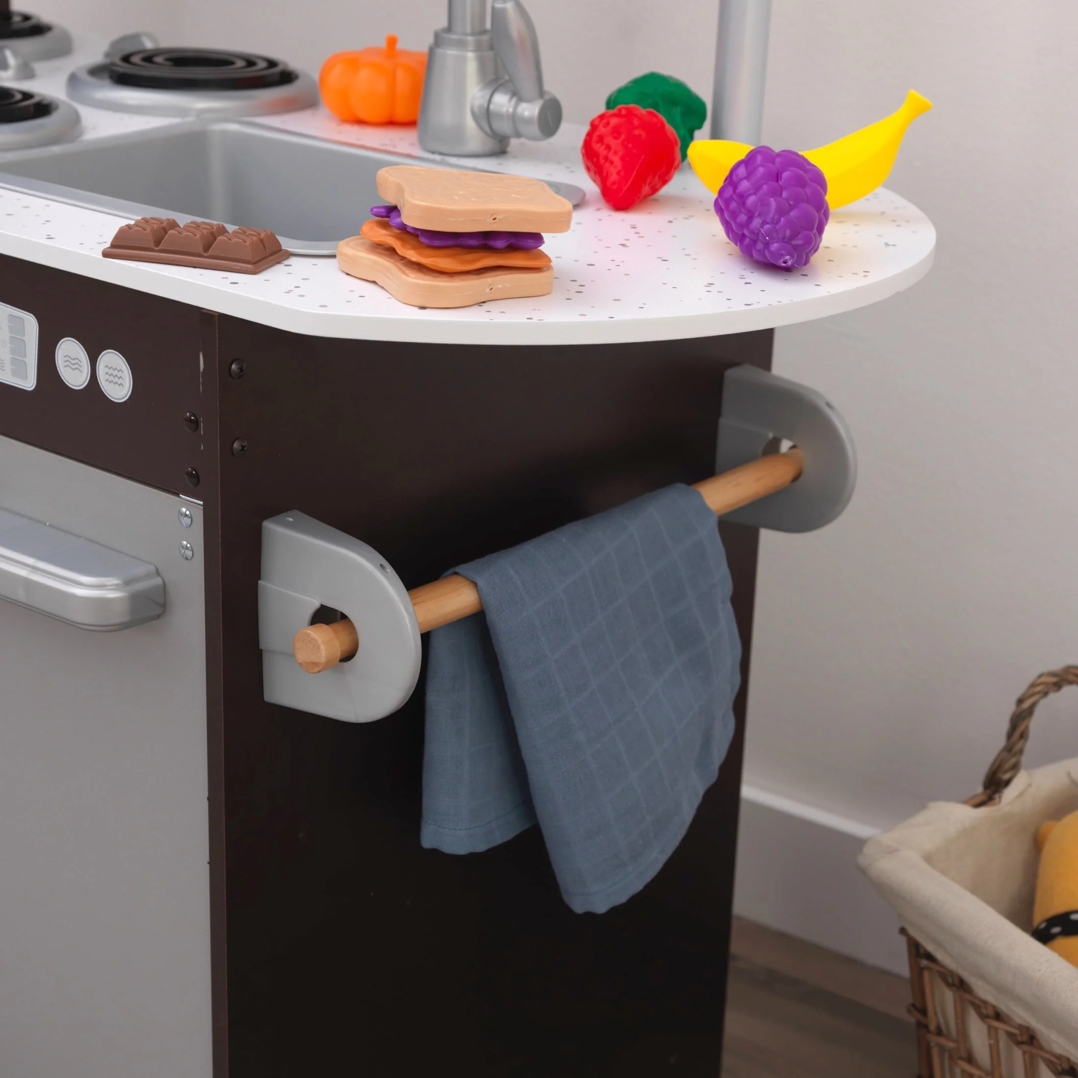 2025 KidKraft Uptown Espresso Houten Speelkeuken met 30 Speelse Voedselaccessoires