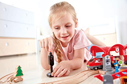 Hape Pista Città Trafficata   Oltre 50 pezzi con trenini a spinta, personaggi, gru e passaggio a livello compatibile per gioco ferroviario dai 3 anni in su : Giochi e giocattoli
