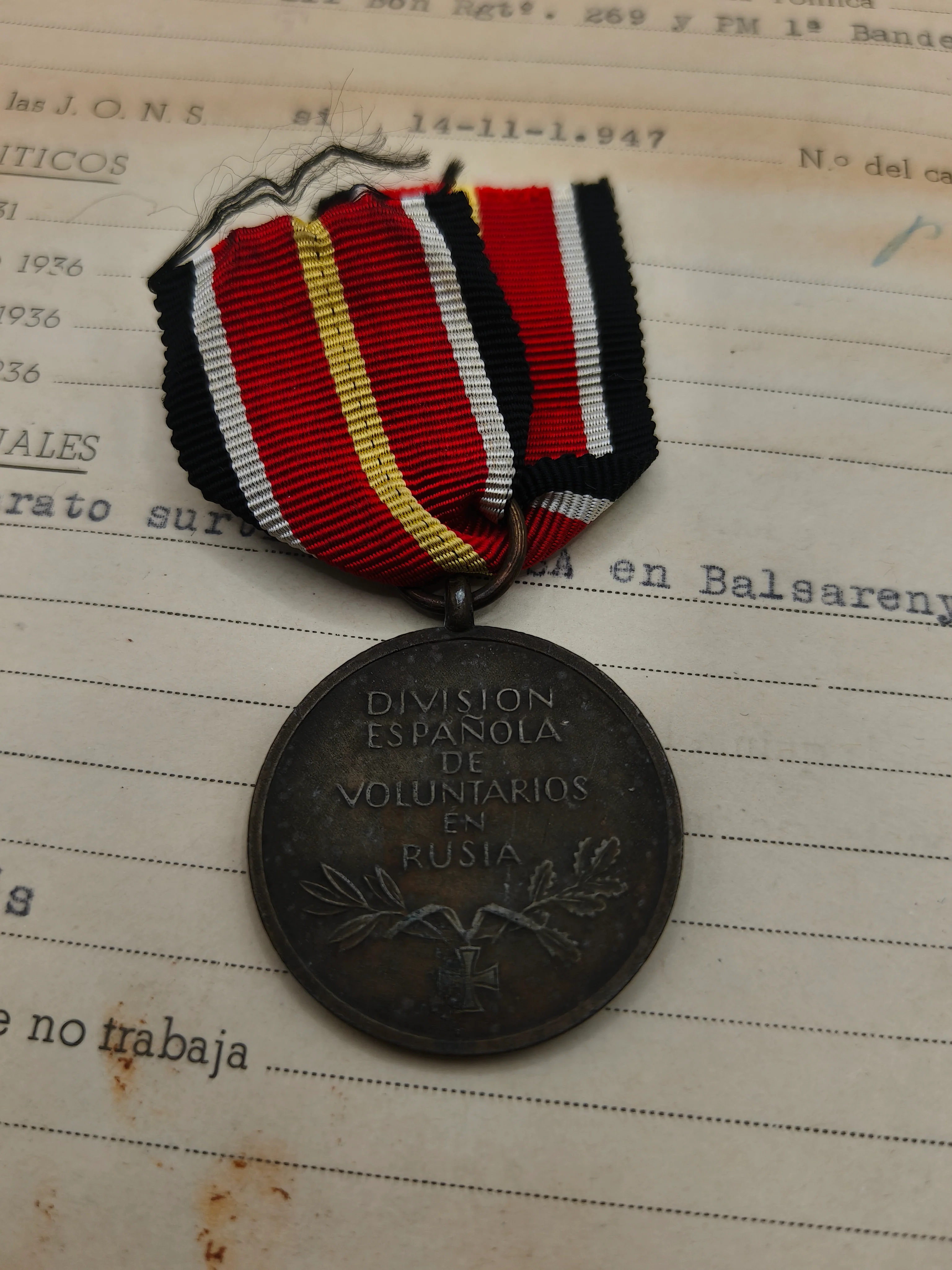Medalla anti bolchevique con documento divisi��n azul. IIWW