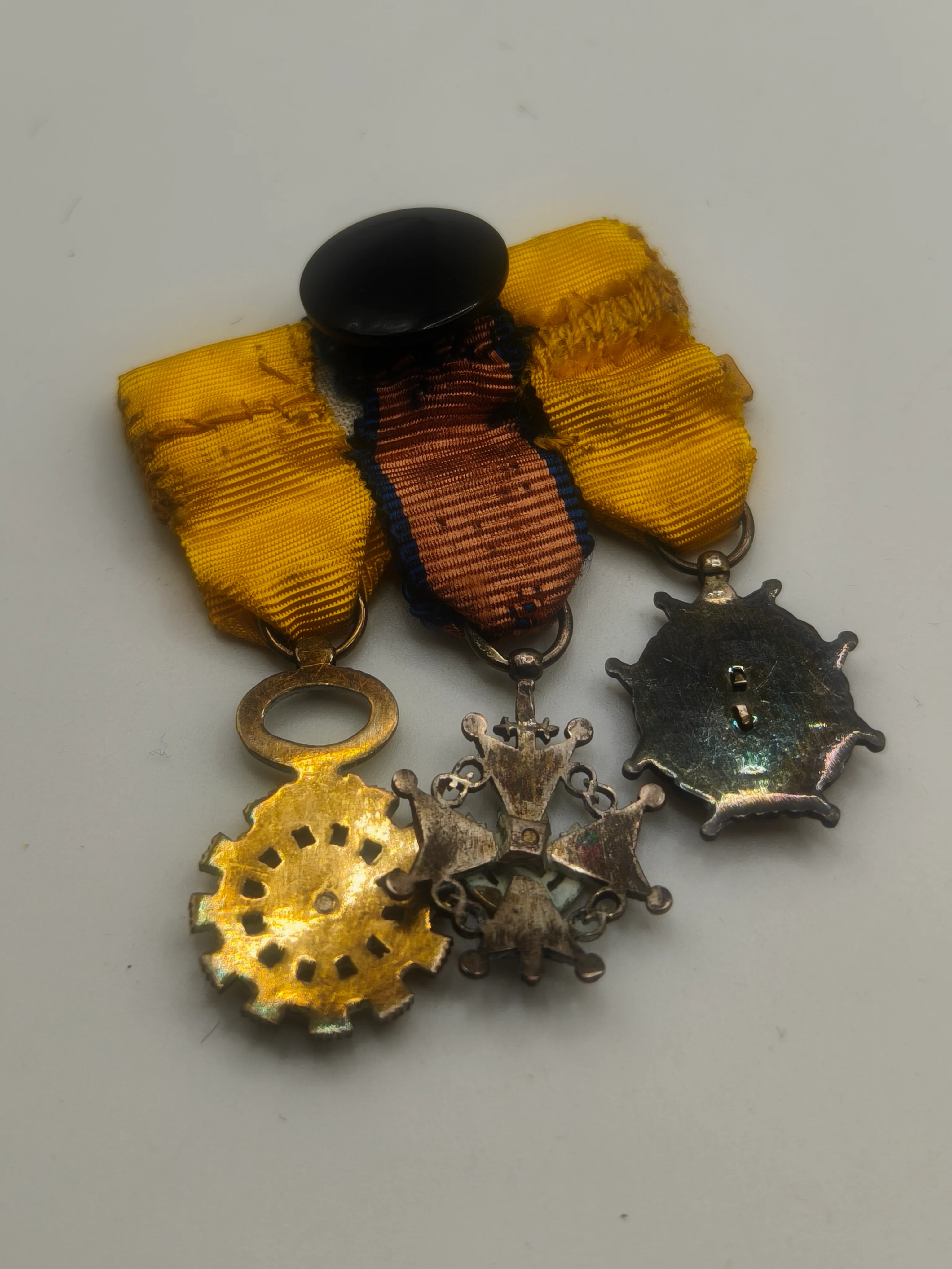Pasador tres medallas miniatura Orden Ecuador, Espa?a .