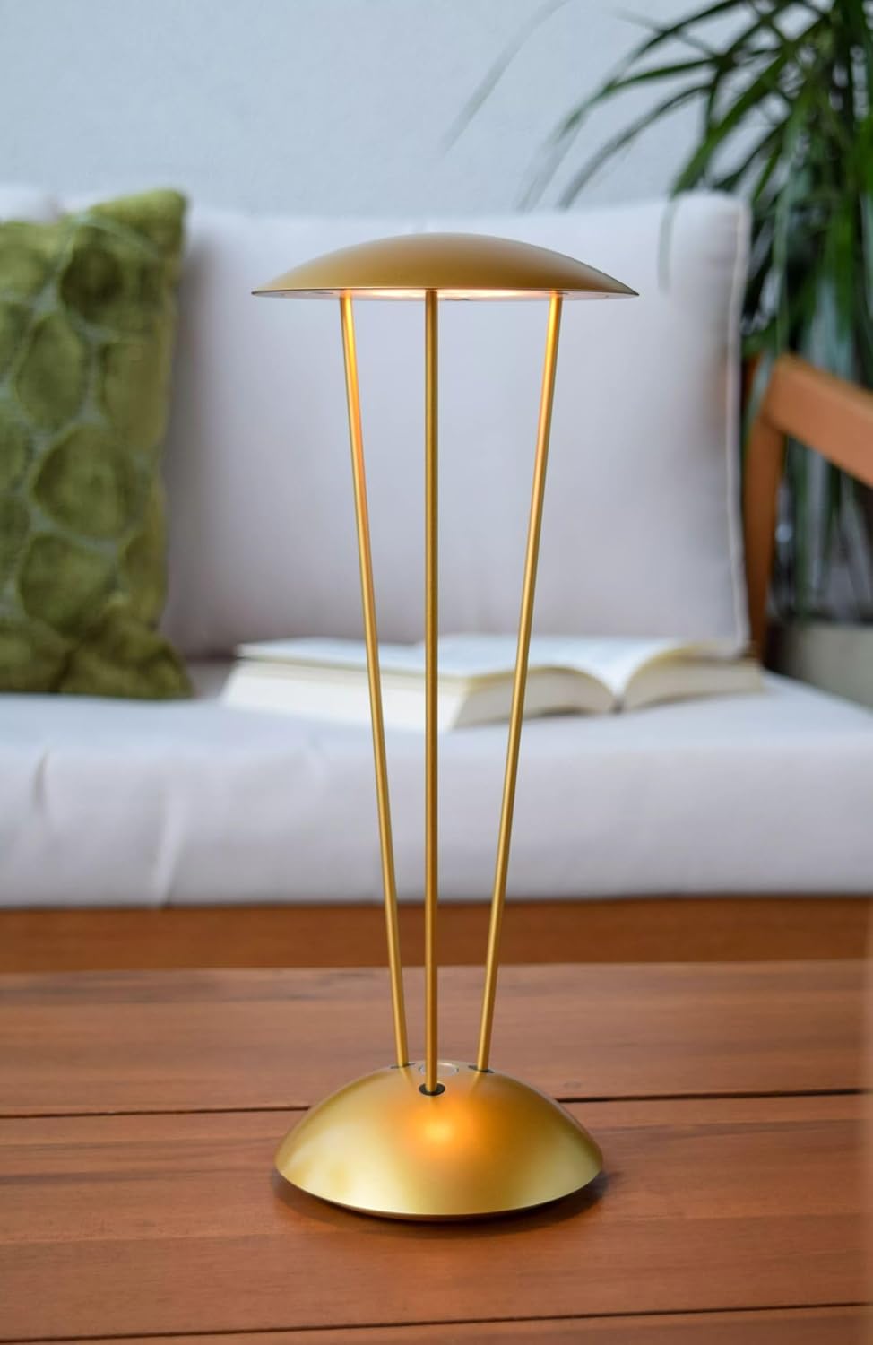 Licht-Erlebnisse LED Akku Tischlampe außen Aluminium Gold IP54 Balkon Terrasse 31 cm 2700-3000 K dimmbar kabelloses Aufladen Ladestadion Moderne Tischleuchte Garten SIRU