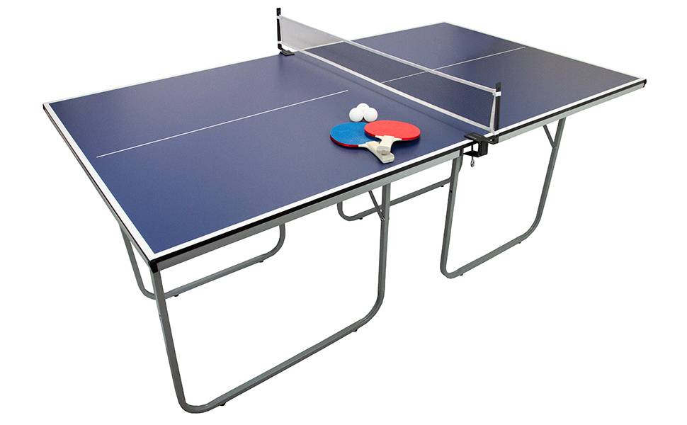 un tavolo da ping pong con una racchetta e una palla sopra