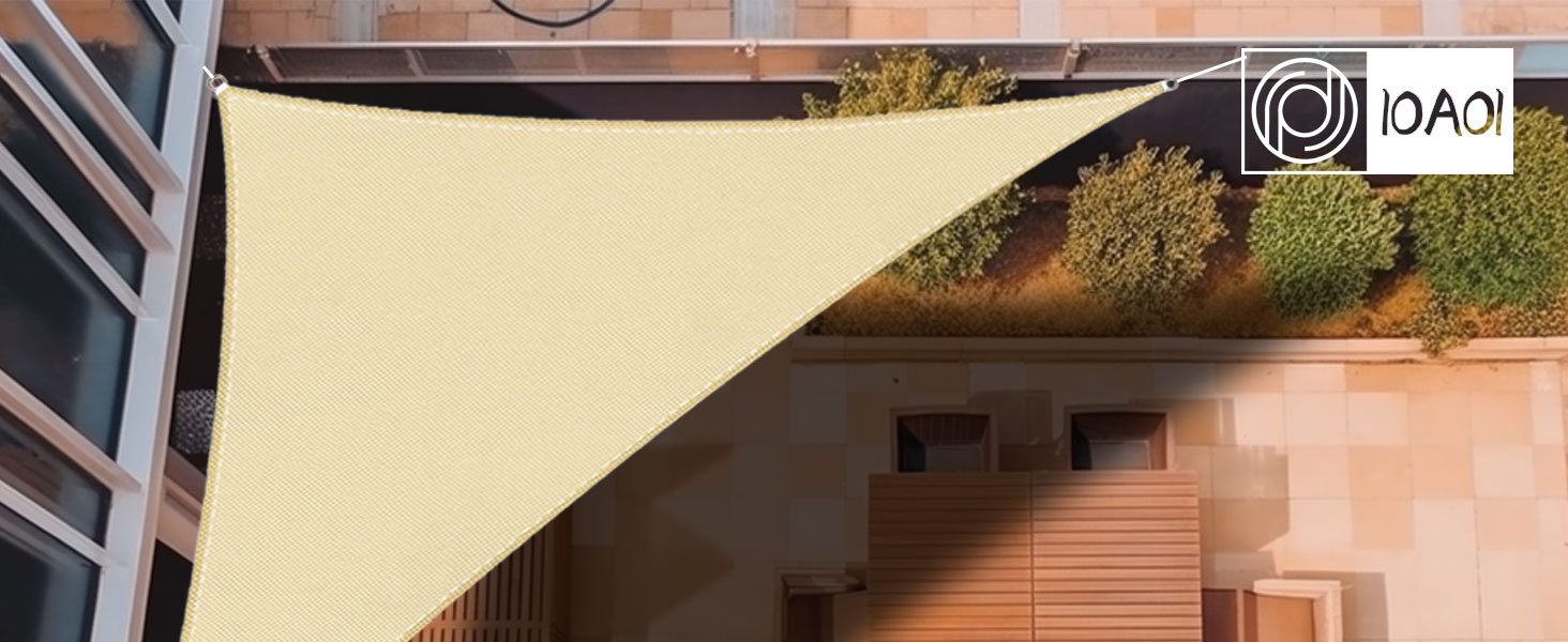Vela parasole triangolare beige installata in un ambiente esterno, che fornisce copertura tra gli elementi architettonici