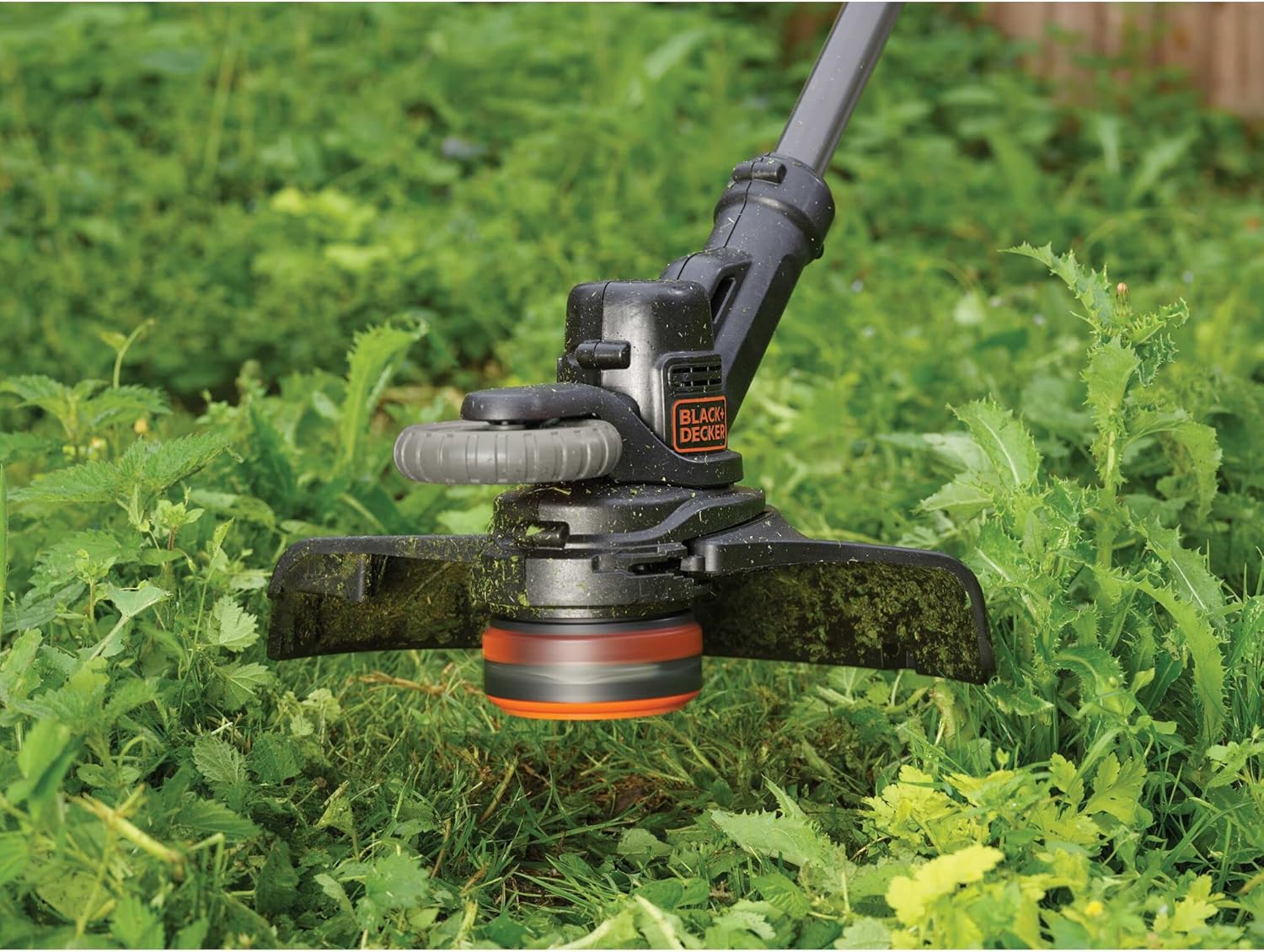 Black+Decker Rasentrimmer mit Akku Rasenkantenschneider Freischneider mit Fadenverlängerung auf Knopfdruck Fadenverlängerung (mit 1x18V 2.0 AH, 28 cm Schnittbreite, Einzelfaden 9 m/1,6 mm) STC1820PC