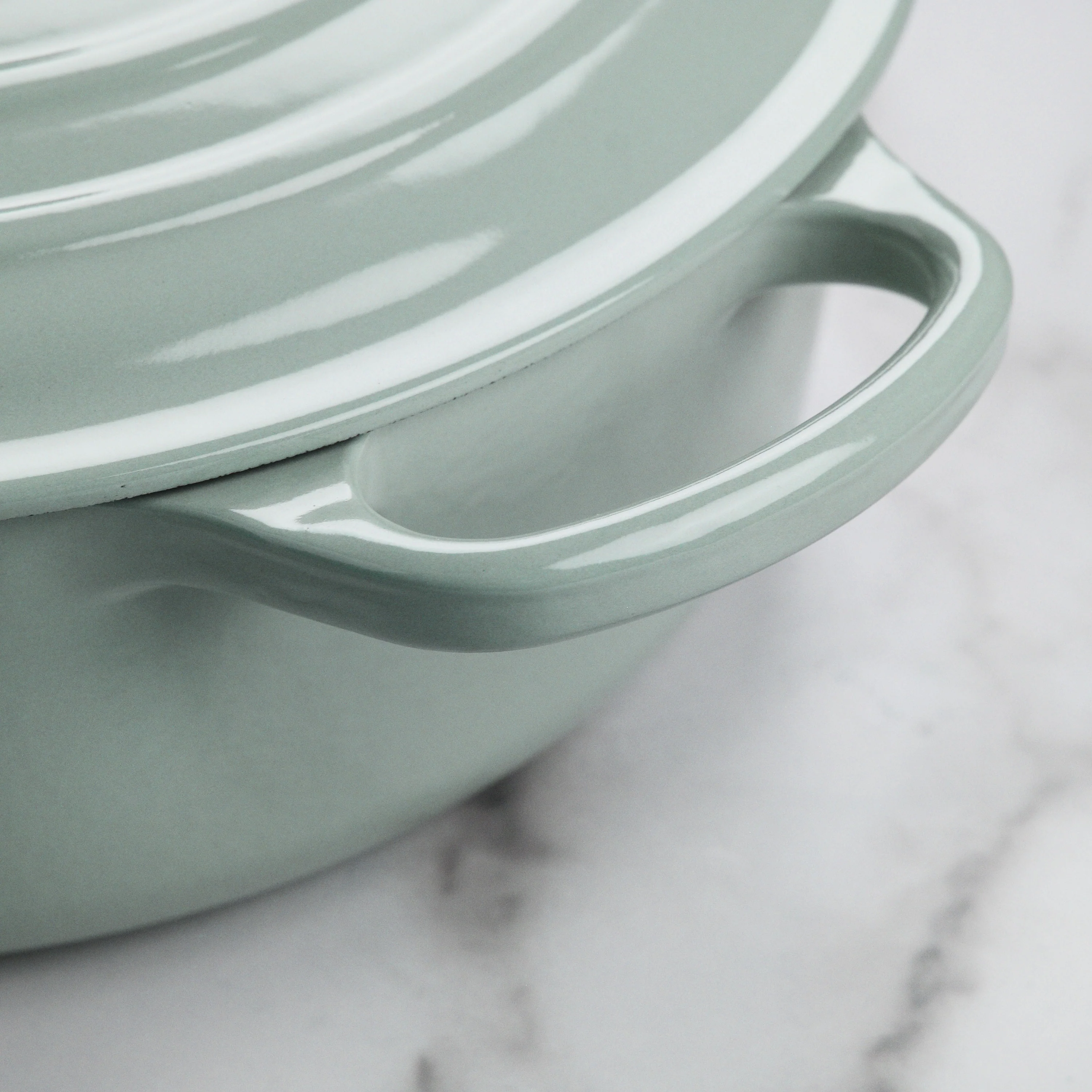 Le Creuset Signature – Forno Olandese Rotondo e Largo in Ghisa Smaltata da 6,75 qt, colore Sea Salt, con Pomello in Rame