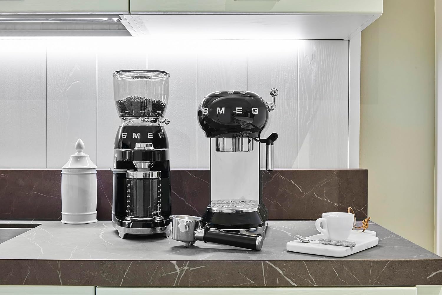 Smeg, ECF01PGEU Manual Espresso-Kaffeemaschine, Cappuccino -System, Thermoblock, groe Tassengehuse und Doppelkaffeefunktion, 1 l Wassertank, kompakte Abmessungen, 1350W, Pastellgrün
