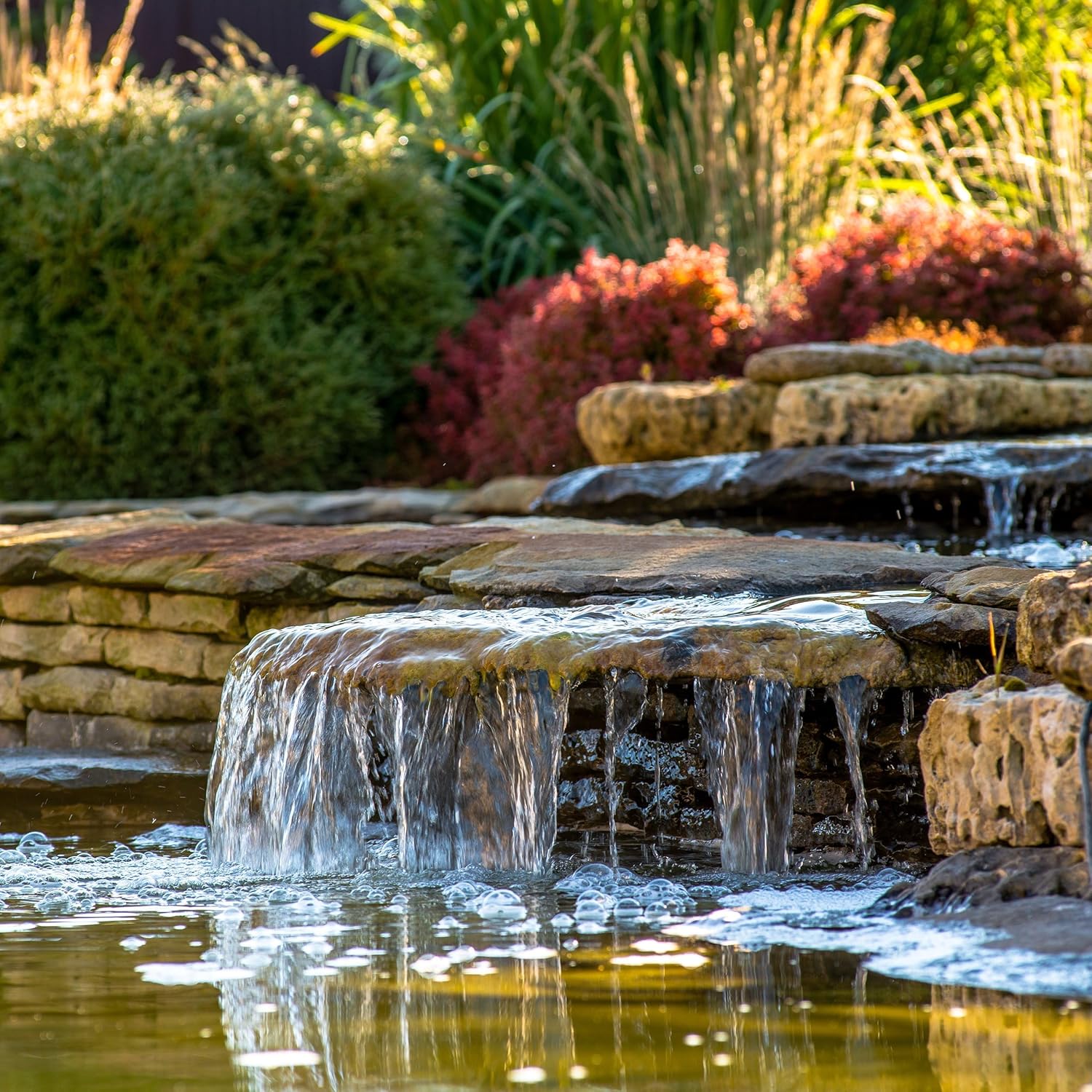esotec Solar Bachlauf für Gartenteich 50/2500 Komplettset | Bachlaufpumpe Erdspieß Solarmodul 50W | Solarbrunnen für draussen | Wasserpiel Garten Vogeltränke Wasserfall 2500l/h | 101960