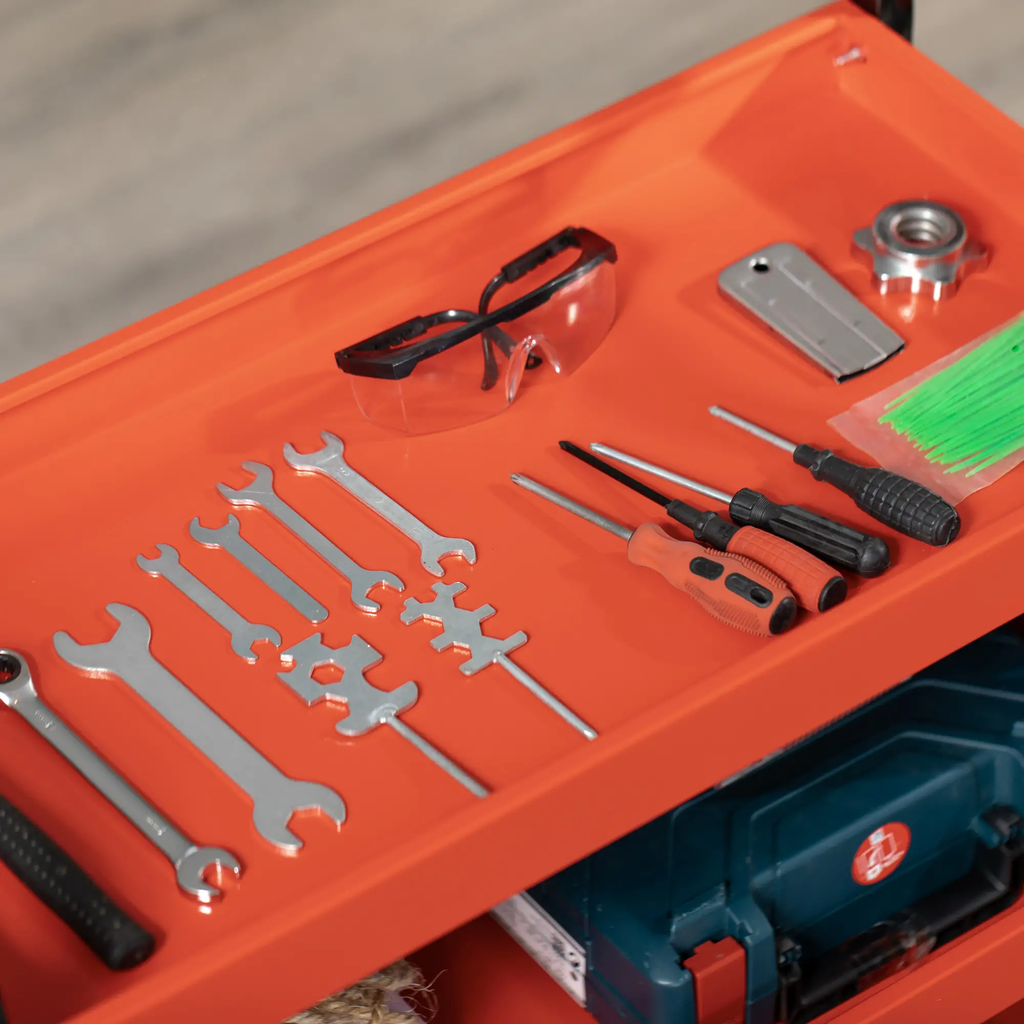 Durhand gereedschapswagen met wielen en gatenbord staal
