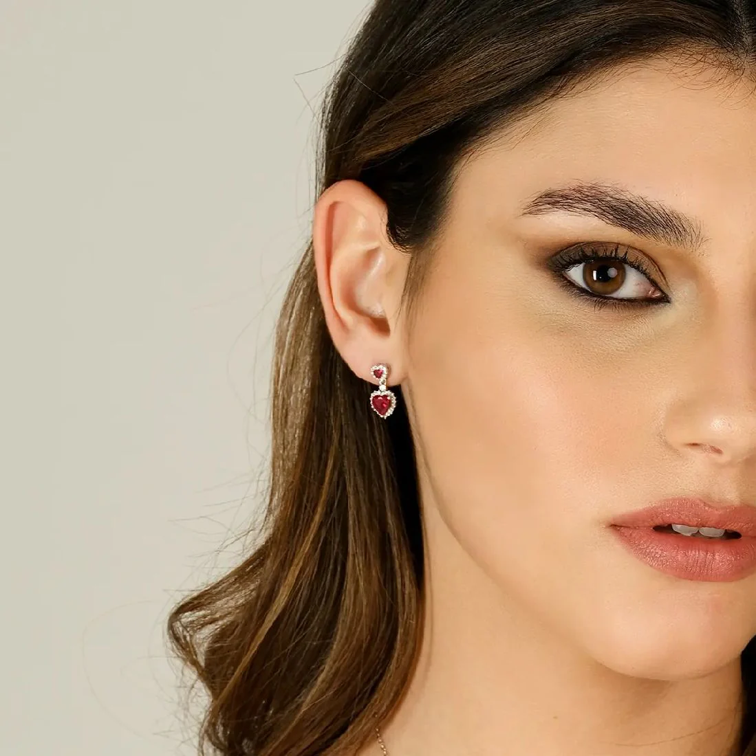 Orecchini Amen in argento con due cuori rossi EHGHPBR