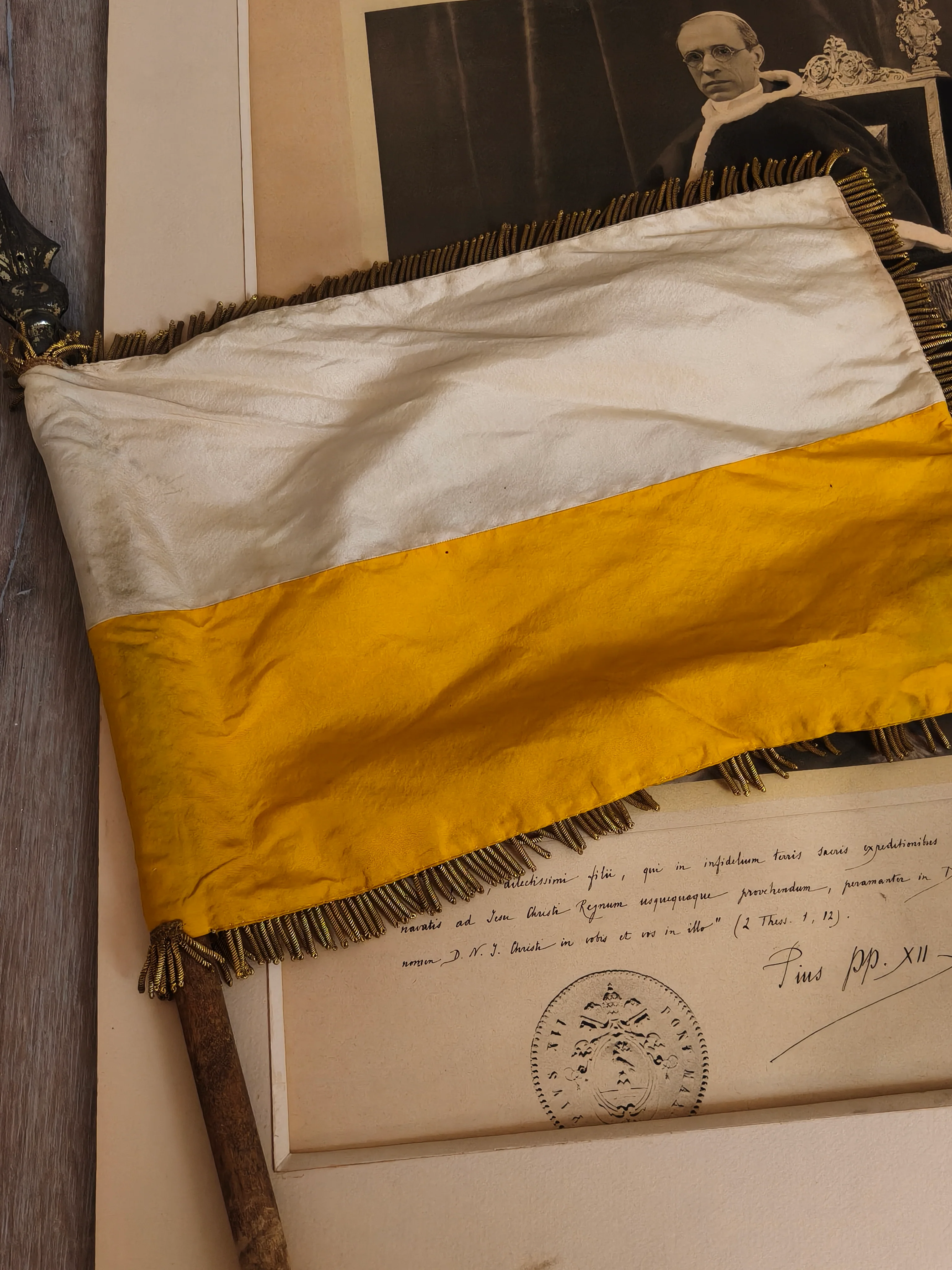 Bandera Vaticano y Diploma Pio XII.