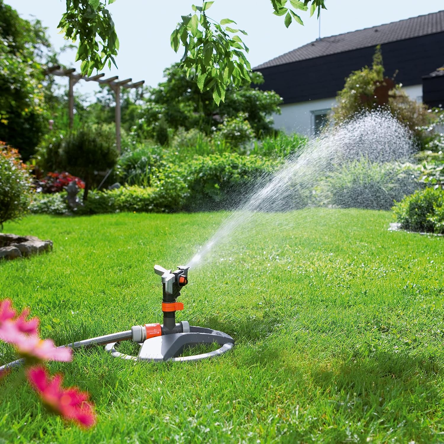 Gardena Comfort veelvlakssproeier AquaContour Automatic: vlakberegening voor de individuele besproeiing van bijna elke tuinomtrek, eenvoudig te programmeren, reikwijdte 2,5-10,5 m (8133-20)