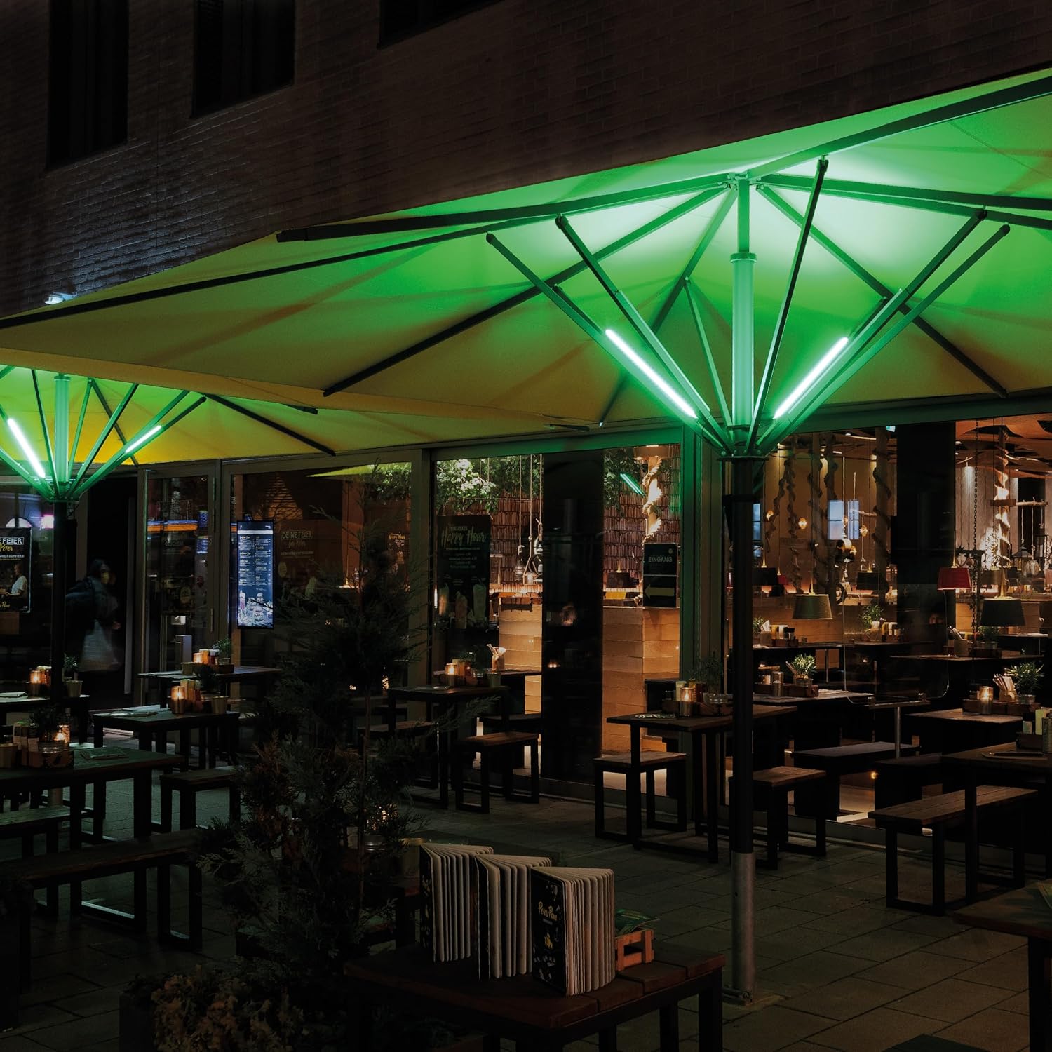 Lume1 Sonnenschirmbeleuchtung mit Fernbedienung, Sonnenschirmleuchter, Lampen für Garten, 4 LED warmweiß Leisten mit 1000 Lumen für angenehme Beleuchtung, Akku enthalten (Smart 4er)