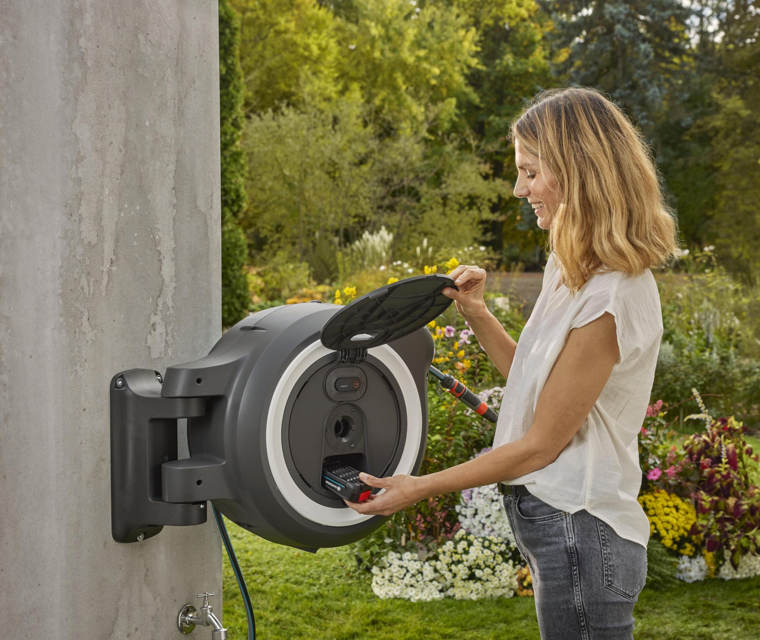 Gardena Avvolgitubo a parete a batteria PowerRoll XL Set pronto all’uso: Avvolgitubo automatico con 35 m di tubo da giardino, guida tubo e RollControll, set completo con batteria (18642-20)