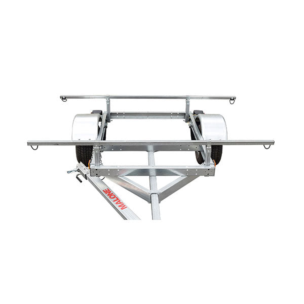 Kit rimorchio per kayak Malone LowMax 2, capacità 274 kg, acciaio zincato, luci a LED, pneumatici con velocità nominale di 112 km/h.
